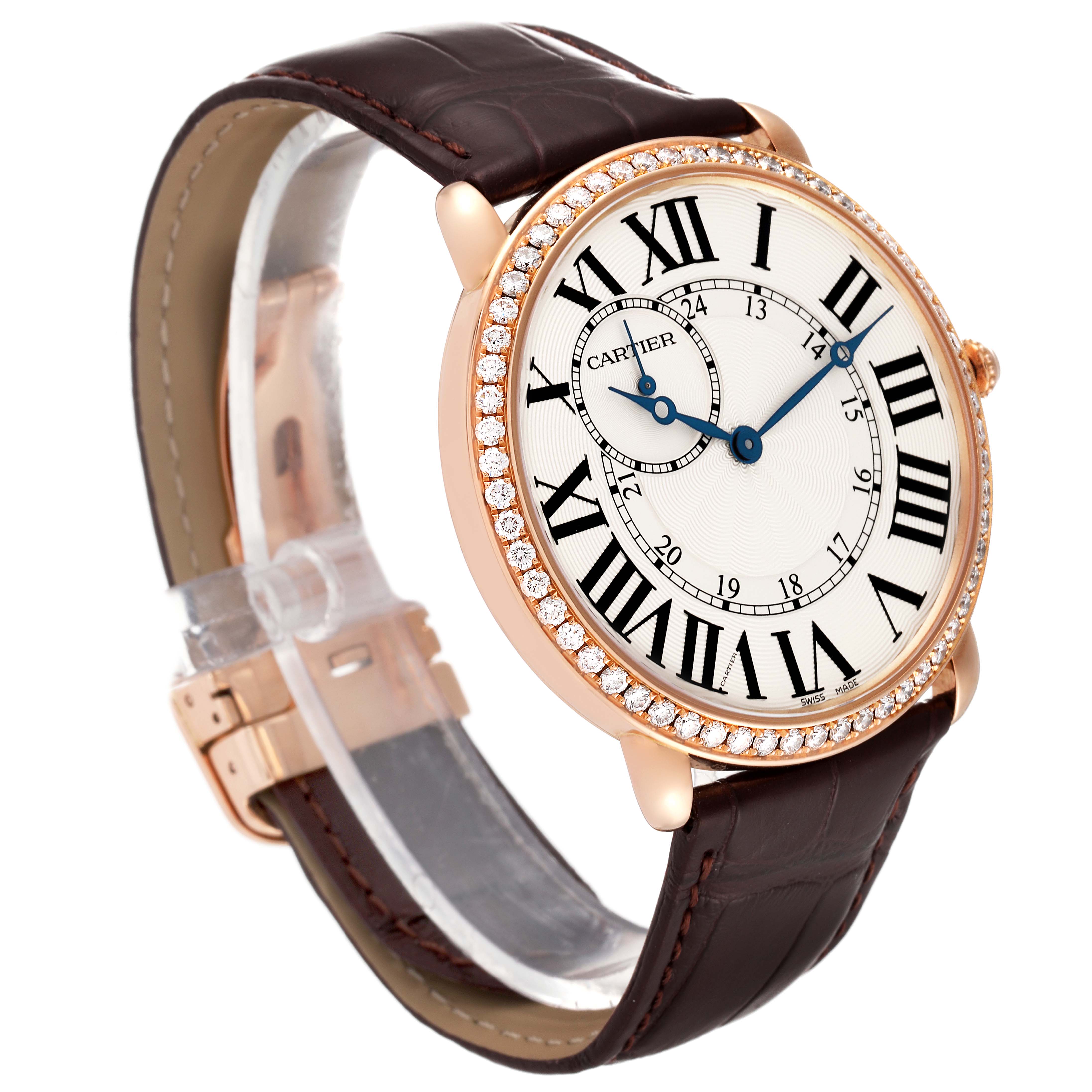 This image shows a side-angle view of the Cartier Ronde WR007001 Men
s Rose Gold Silver Dial WR007001 Men
s Rose Gold Silver Dial watch, highlighting its diamond bezel, Roman numerals, and leather strap.