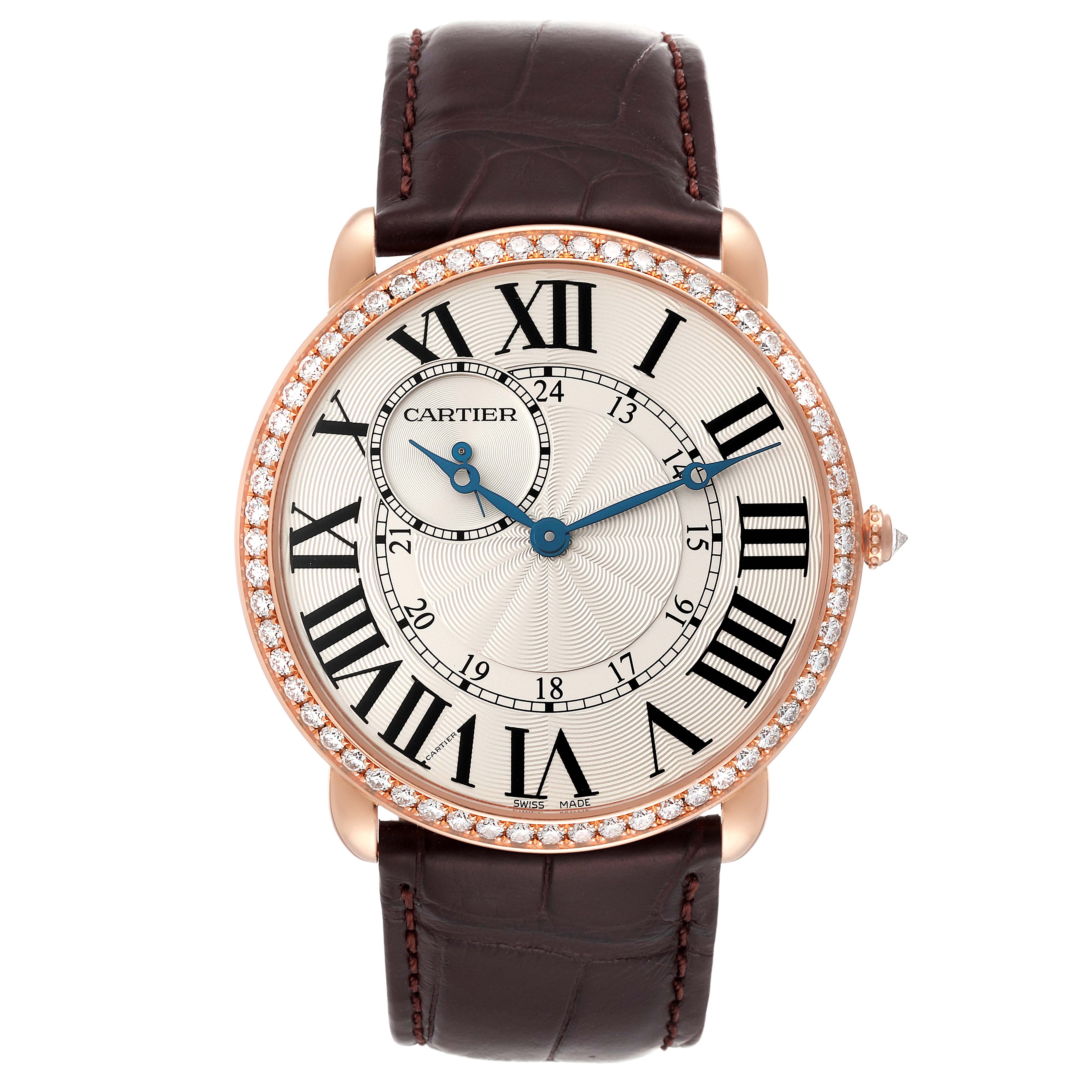 This Cartier Ronde WR007001 Men
s Rose Gold Silver Dial WR007001 Men
s Rose Gold Silver Dial model watch is shown from the front angle, highlighting its leather strap and diamond-encrusted bezel.