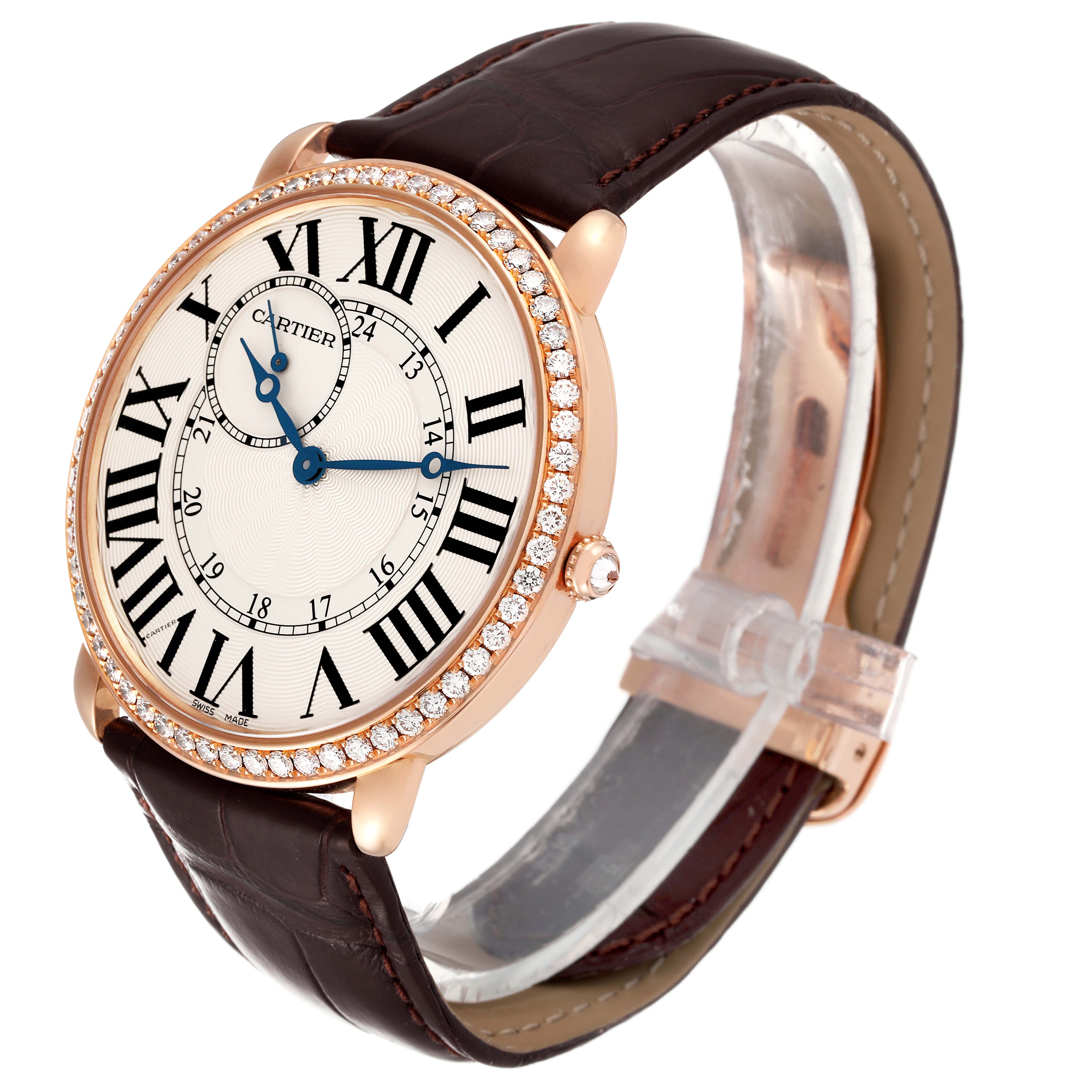 The Cartier Ronde WR007001 Men
s Rose Gold Silver Dial WR007001 Men
s Rose Gold Silver Dial watch is shown at an angle, displaying its face, bezel, crown, and leather strap.