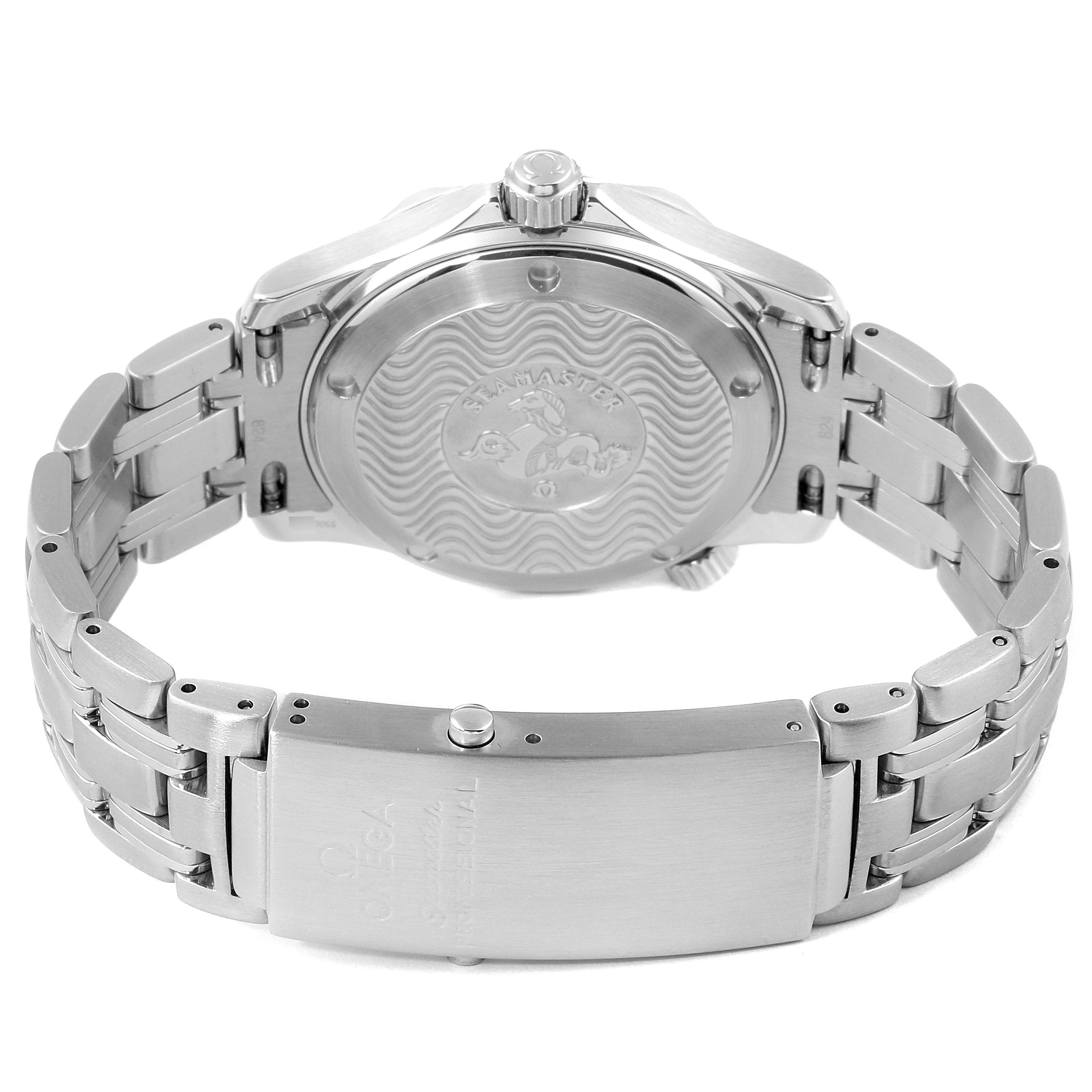 This image shows the back case and stainless steel bracelet of the Omega Seamaster 2562.80.00 Men
s Stainless Steel Blue Dial 2562.80.00 Men
s Stainless Steel Blue Dial watch.