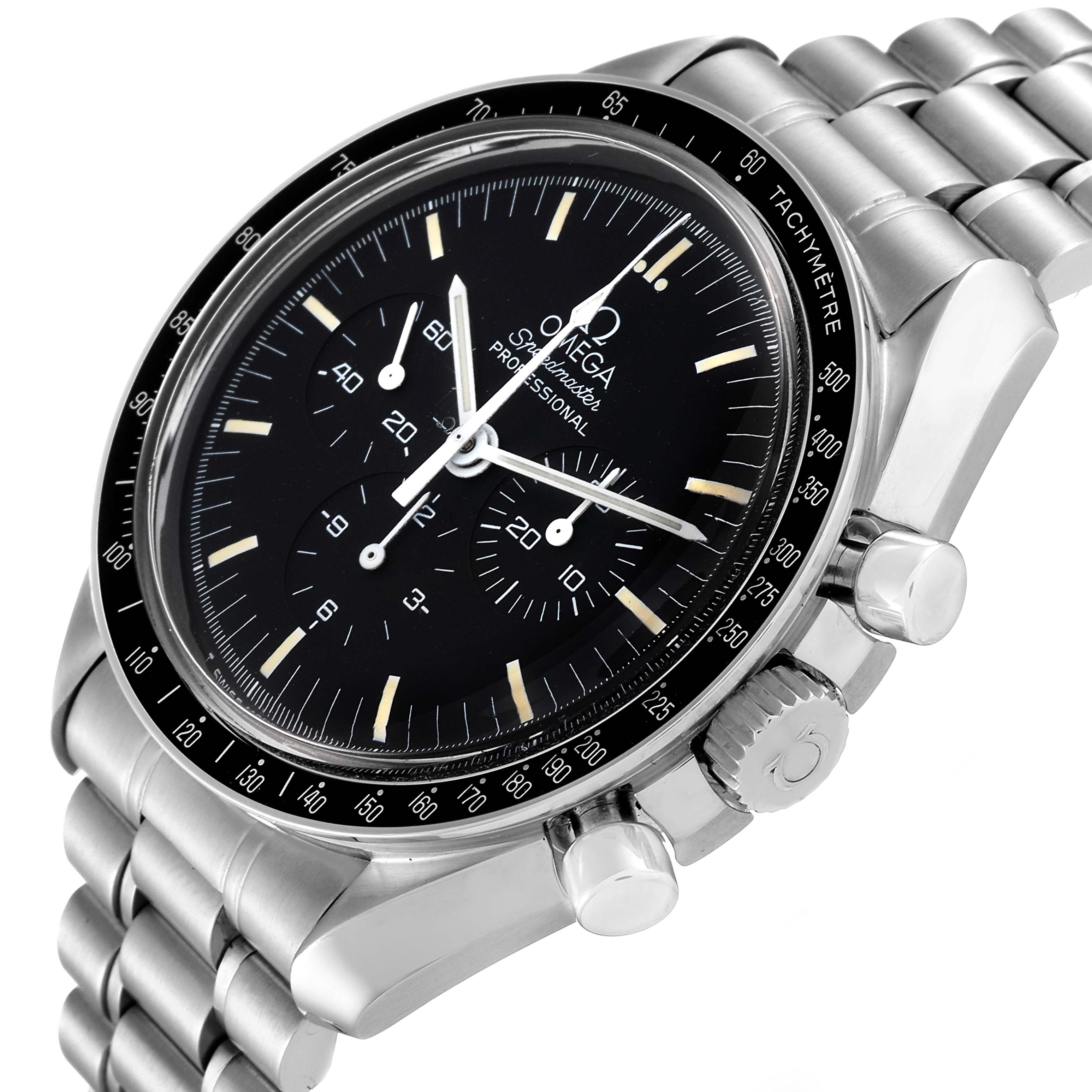 The image shows a close-up of an Omega Speedmaster 3592.50.00 Men
s Stainless Steel Black Dial 3592.50.00 Men
s Stainless Steel Black Dial watch, focusing on the dial, bezel, and stainless steel bracelet from a side angle.