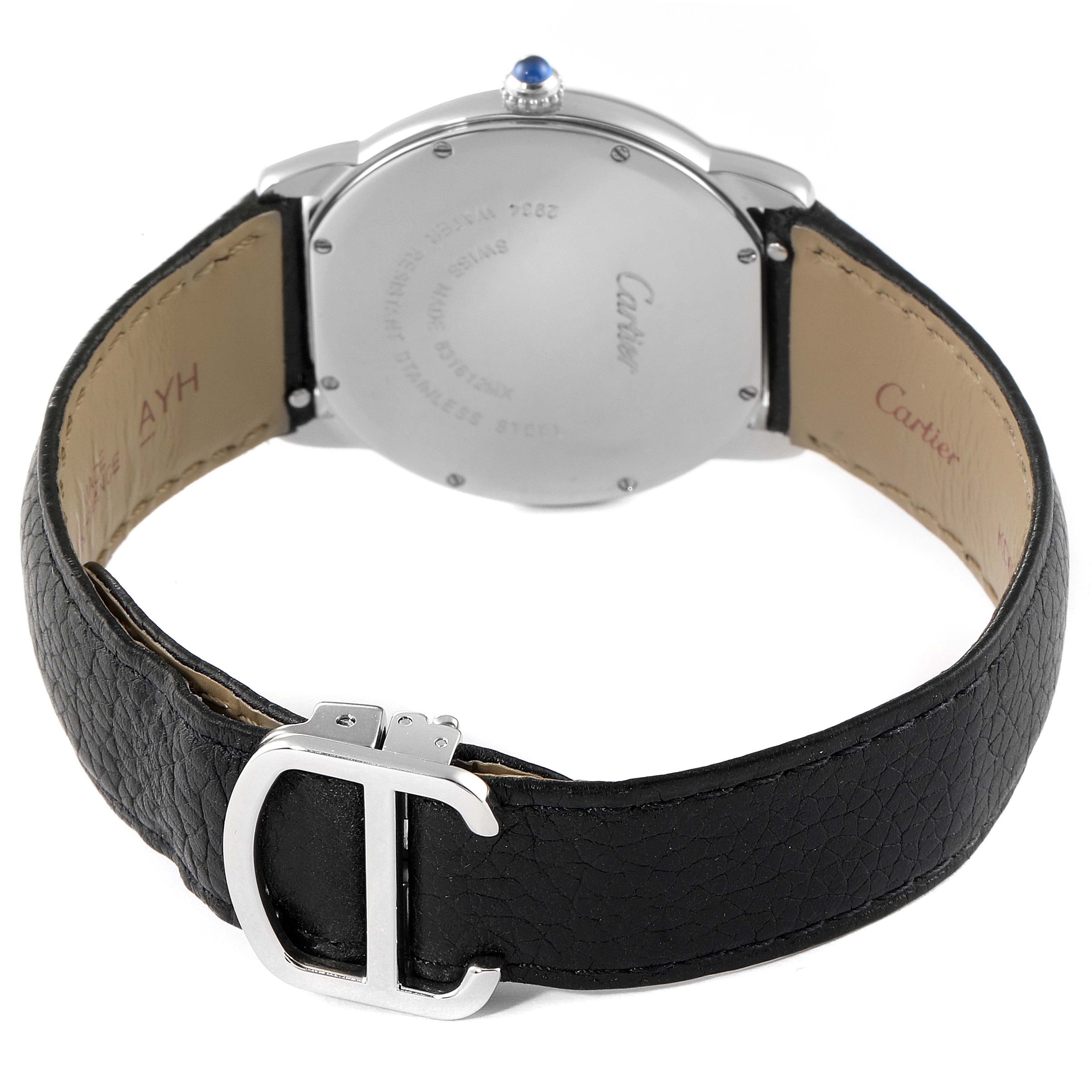 This image shows the back of the Cartier Ronde W6700255 Men
s Stainless Steel Silver Dial W6700255 Men
s Stainless Steel Silver Dial watch, highlighting its leather strap and clasp, along with the watch
s case back.