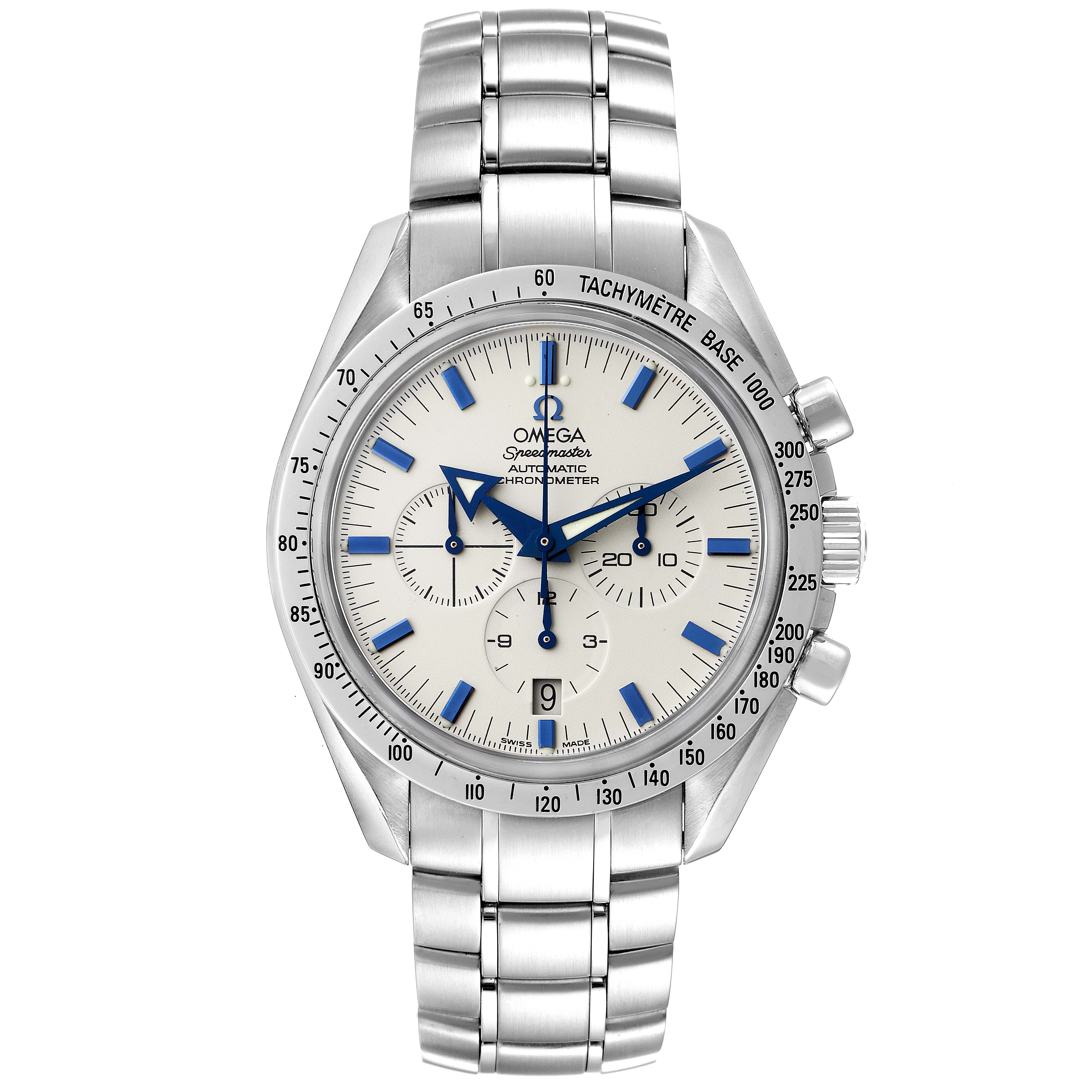 The image shows a front-facing Omega Speedmaster 3551.20.00 Men's Stainless Steel White Dial 3551.20.00 Men's Stainless Steel White Dial watch with a stainless steel bracelet and a tachymeter bezel.