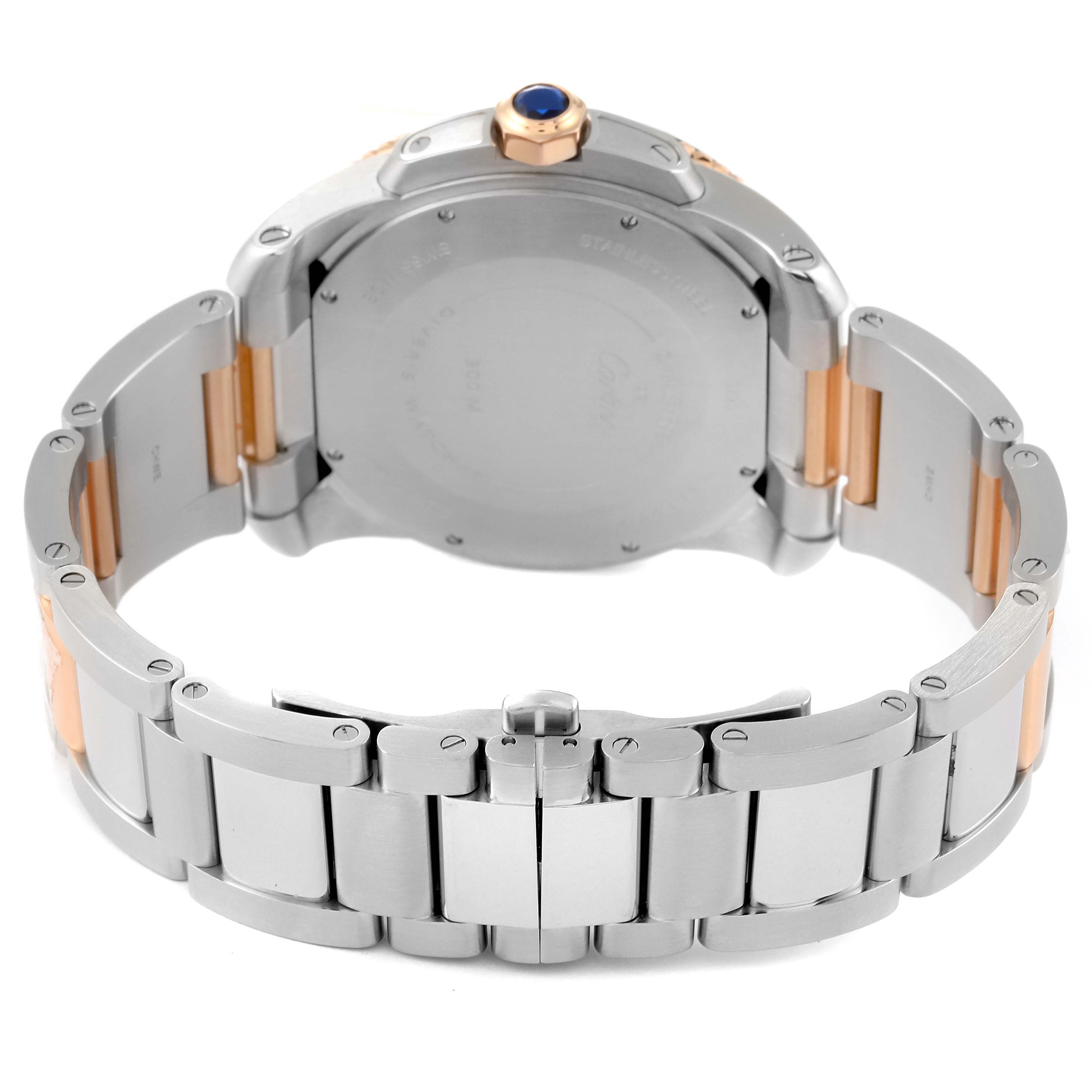 The image shows the back view and bracelet of the Calibre de Cartier model by Cartier.