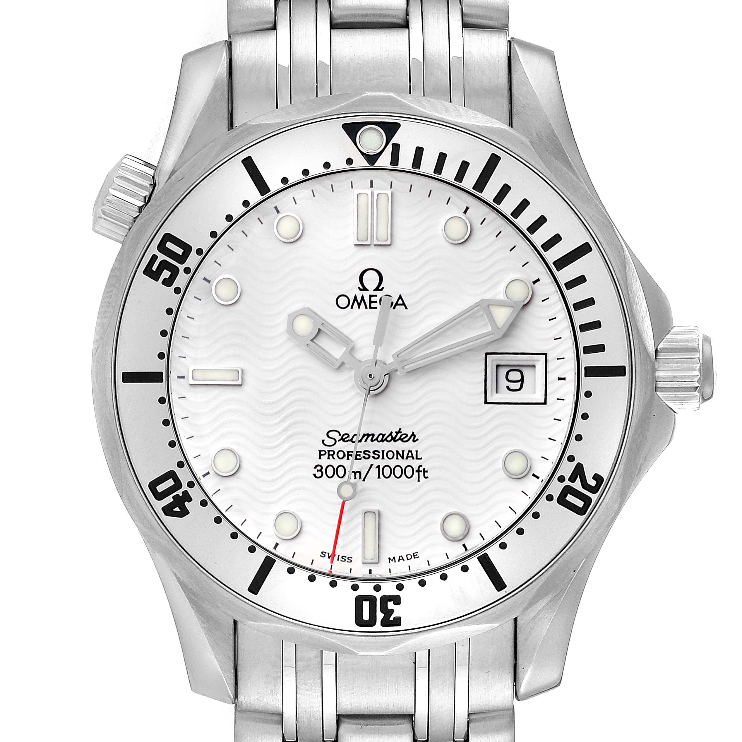 The image shows a front view of an Omega Seamaster 2562.20.00 Men
s Stainless Steel White Dial 2562.20.00 Men
s Stainless Steel White Dial watch, highlighting the dial, bezel, hands, date window, and part of the bracelet.