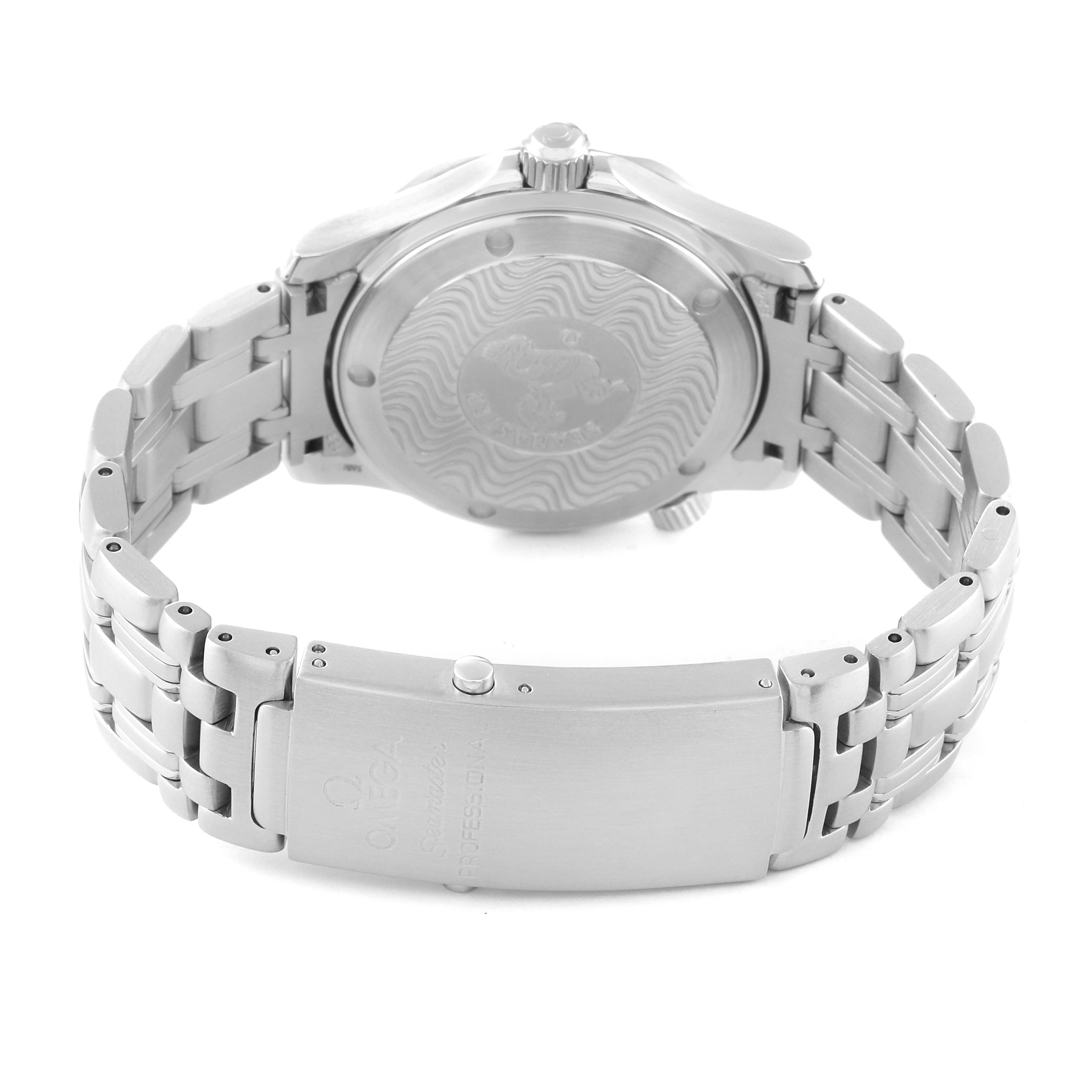 This image shows the back case and clasp of the Omega Seamaster 2562.20.00 Men
s Stainless Steel White Dial 2562.20.00 Men
s Stainless Steel White Dial watch, highlighting the logo and bracelet design.