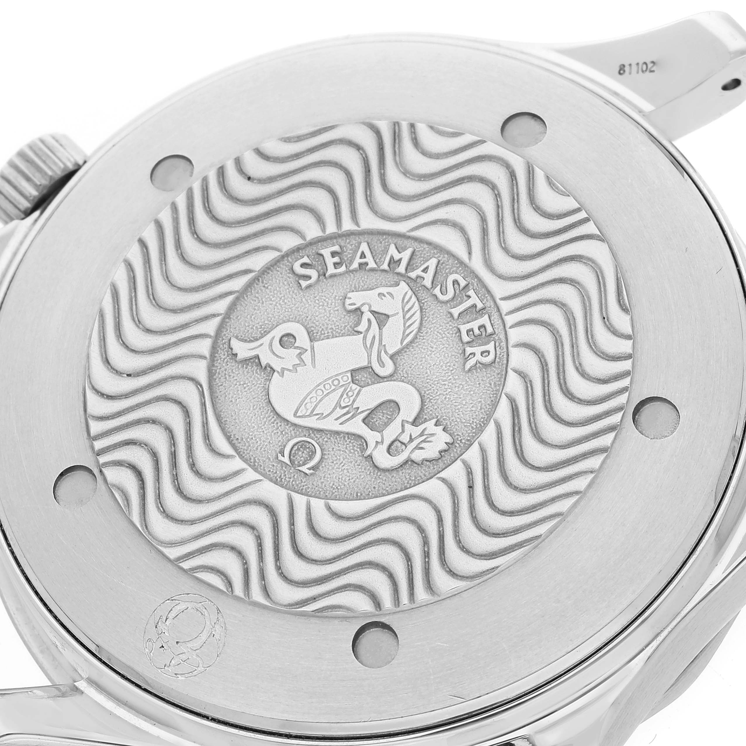 This image shows the case back of an Omega Seamaster 2531.80.00 Men
s Stainless Steel Blue Dial 2531.80.00 Men
s Stainless Steel Blue Dial watch with the brand
s logo and wave pattern design.