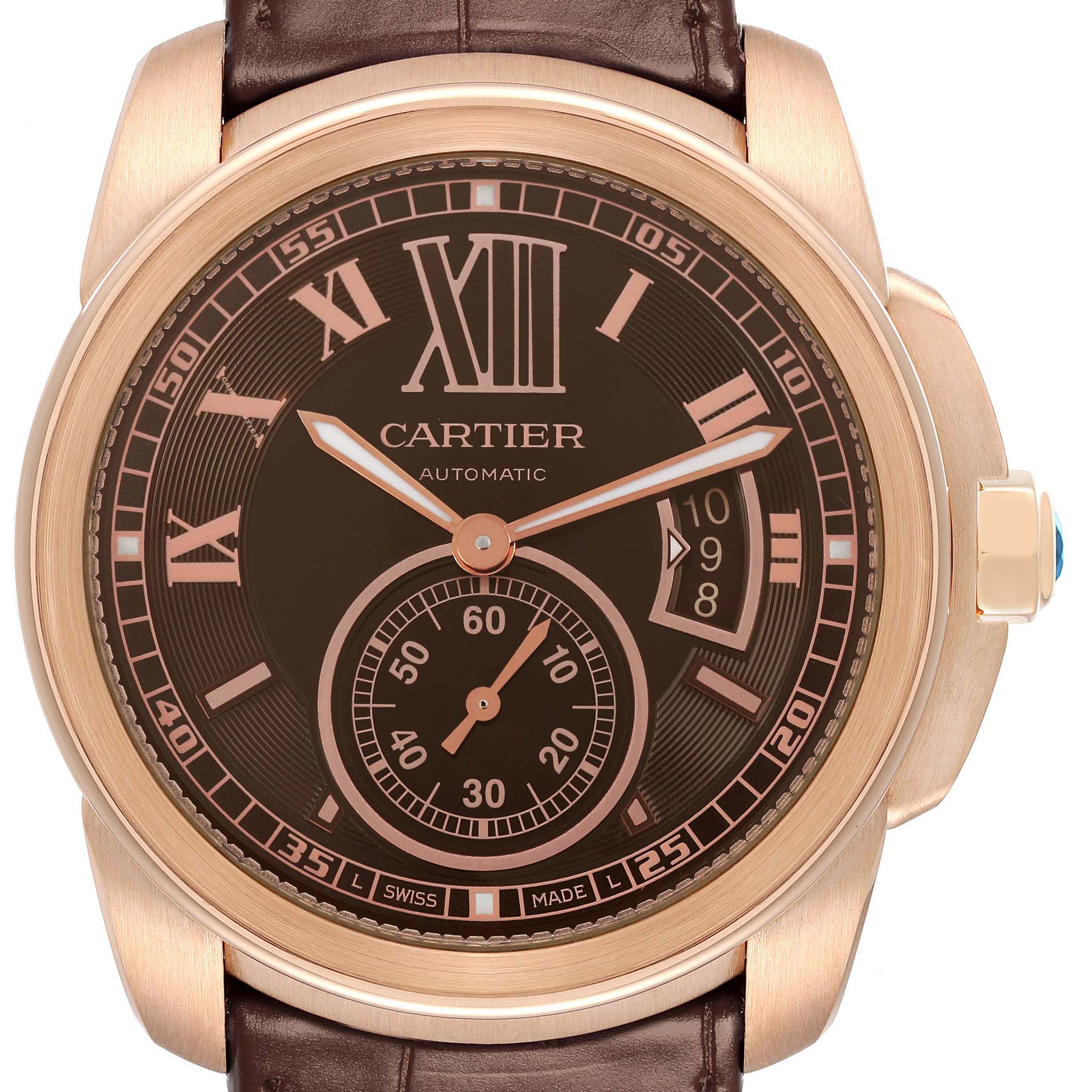 The image shows a frontal view of the Calibre de Cartier men's watch, model W7100007, highlighting its brown dial with Roman numerals and sub-dial.