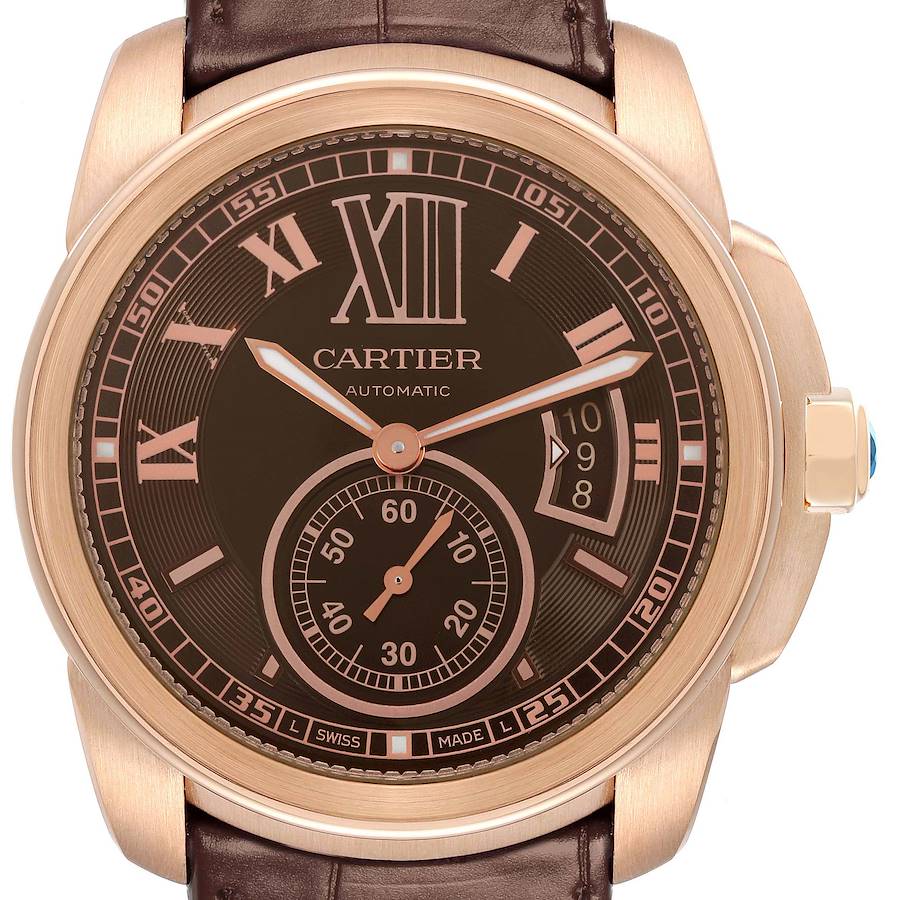 The image shows a frontal view of the Calibre de Cartier men
s watch, model W7100007, highlighting its brown dial with Roman numerals and sub-dial.
