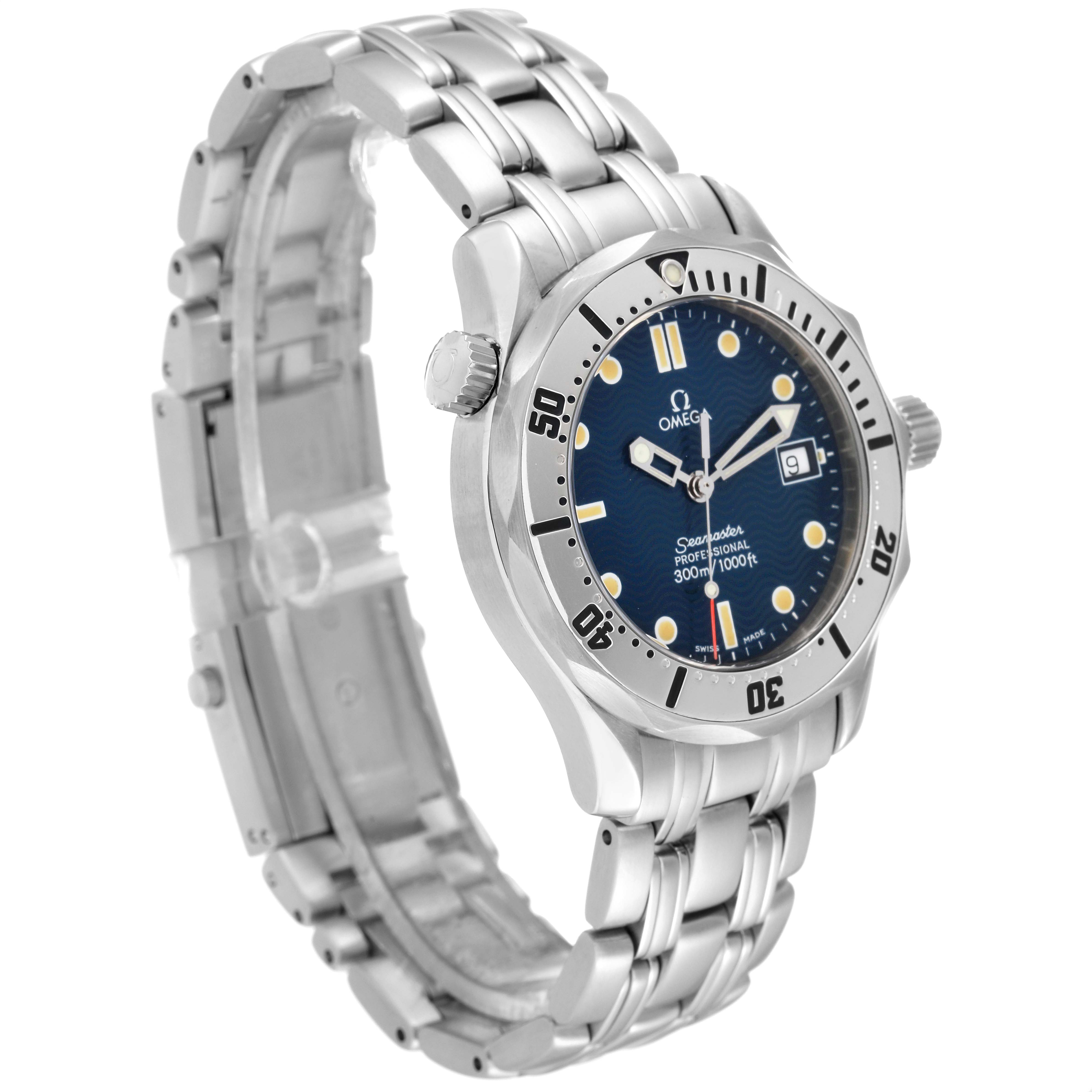 The image shows the front and side view of an Omega Seamaster 2562.80.00 Men
s Stainless Steel Blue Dial 2562.80.00 Men
s Stainless Steel Blue Dial watch, highlighting its dial, bezel, and metal bracelet.