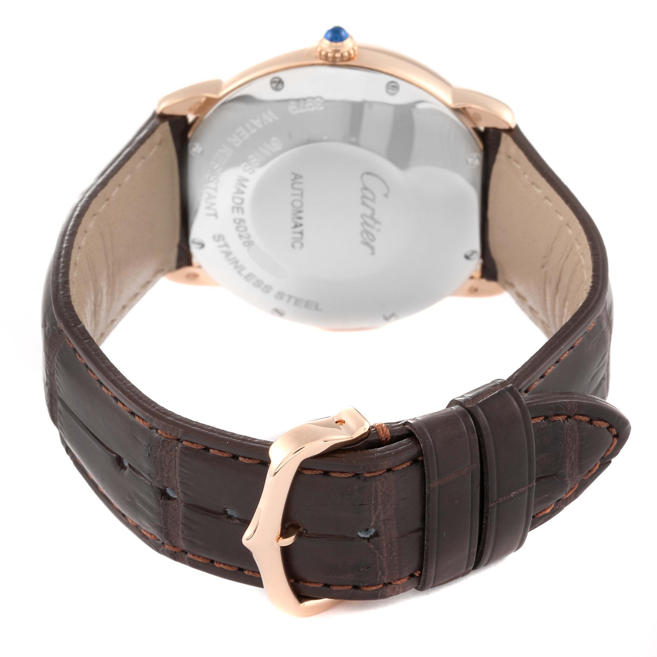 The image shows the back view of a Cartier Ronde W2RN0008 Men
s Steel and Gold (two tone) Silver Dial W2RN0008 Men
s Steel and Gold (two tone) Silver Dial watch, highlighting its leather strap, buckle, and stainless steel case back.