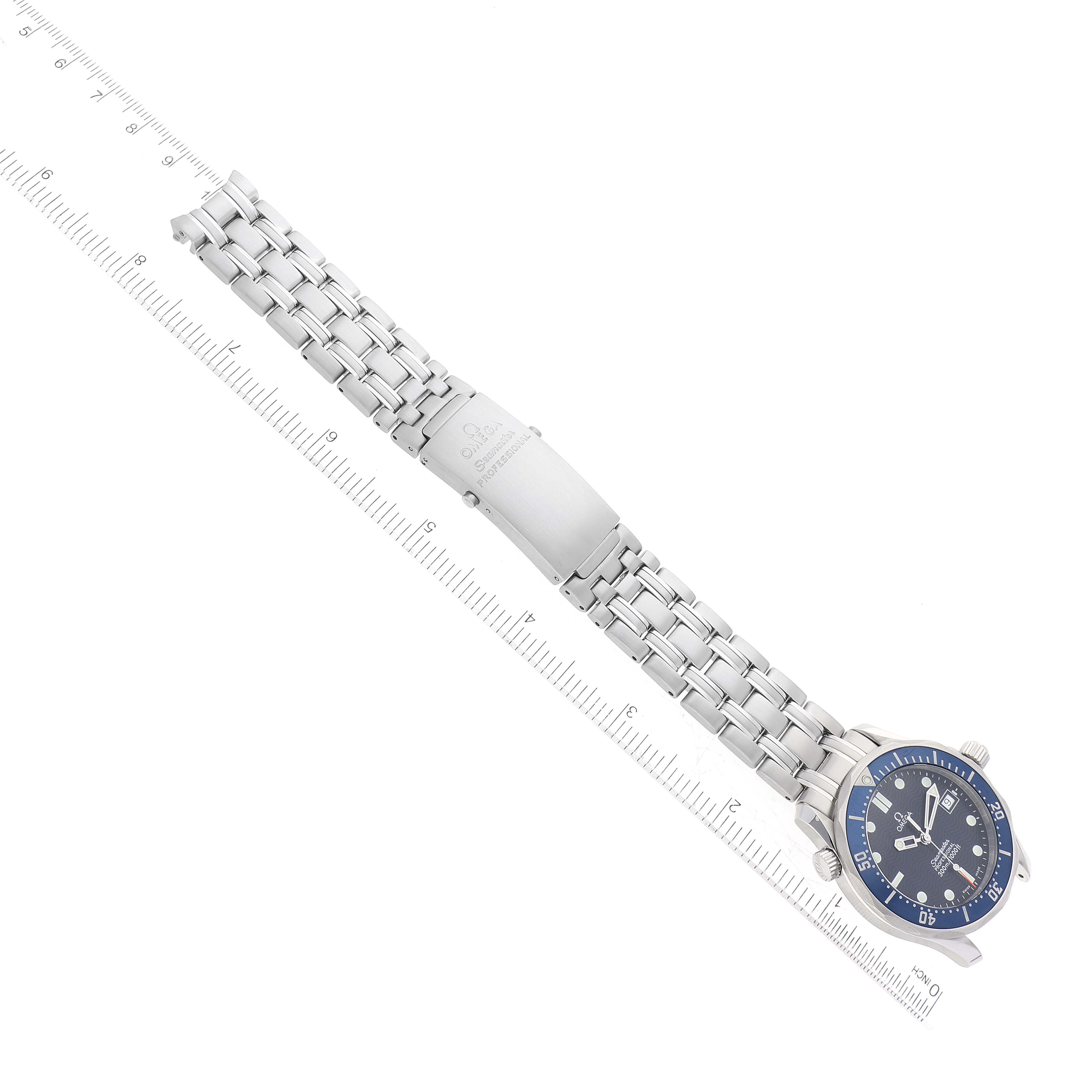 The image shows the Omega Seamaster 2561.80.00 Men
s Stainless Steel Blue Dial 2561.80.00 Men
s Stainless Steel Blue Dial watch and its stainless steel bracelet, displayed flat with a measuring ruler for reference.