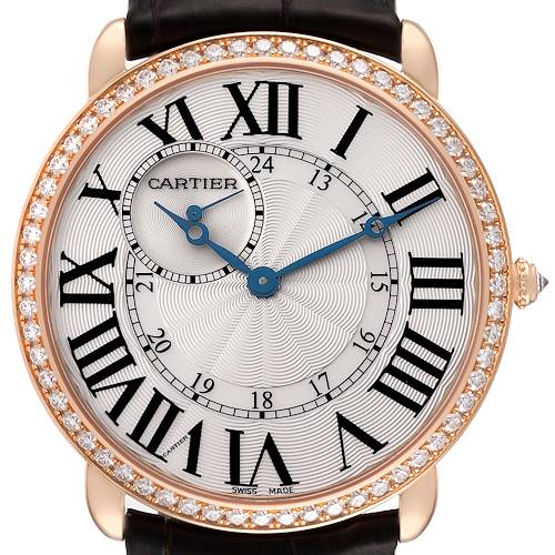 The Cartier Ronde WR007001 Men's Rose Gold Silver Dial watch is shown from a top-down angle, featuring the dial, blue hands, Roman numerals, and diamond bezel.