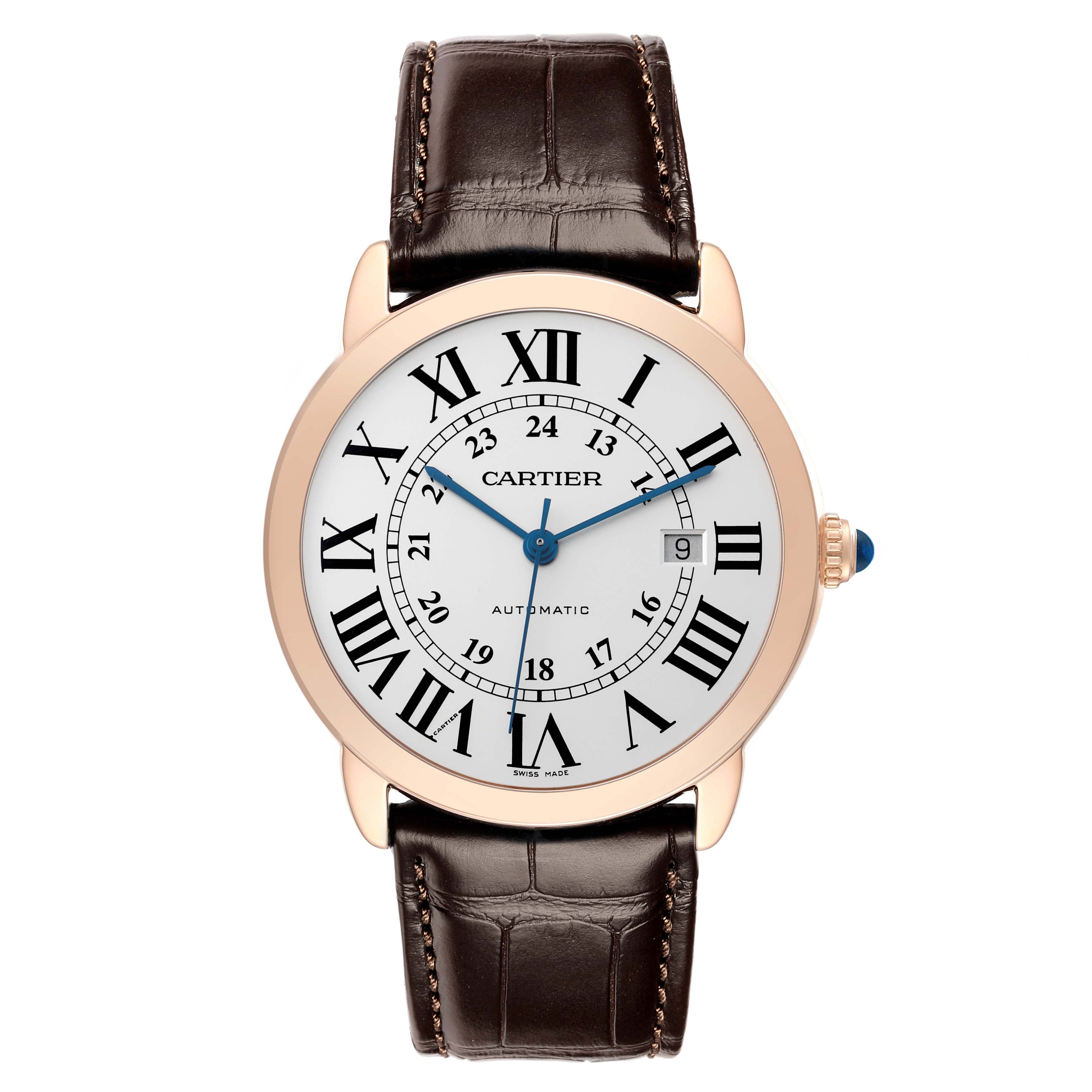The Cartier Ronde W6701009 Men
s Rose Gold Silver Dial model is shown from a front angle, displaying the face, hands, numerals, case, and leather strap.