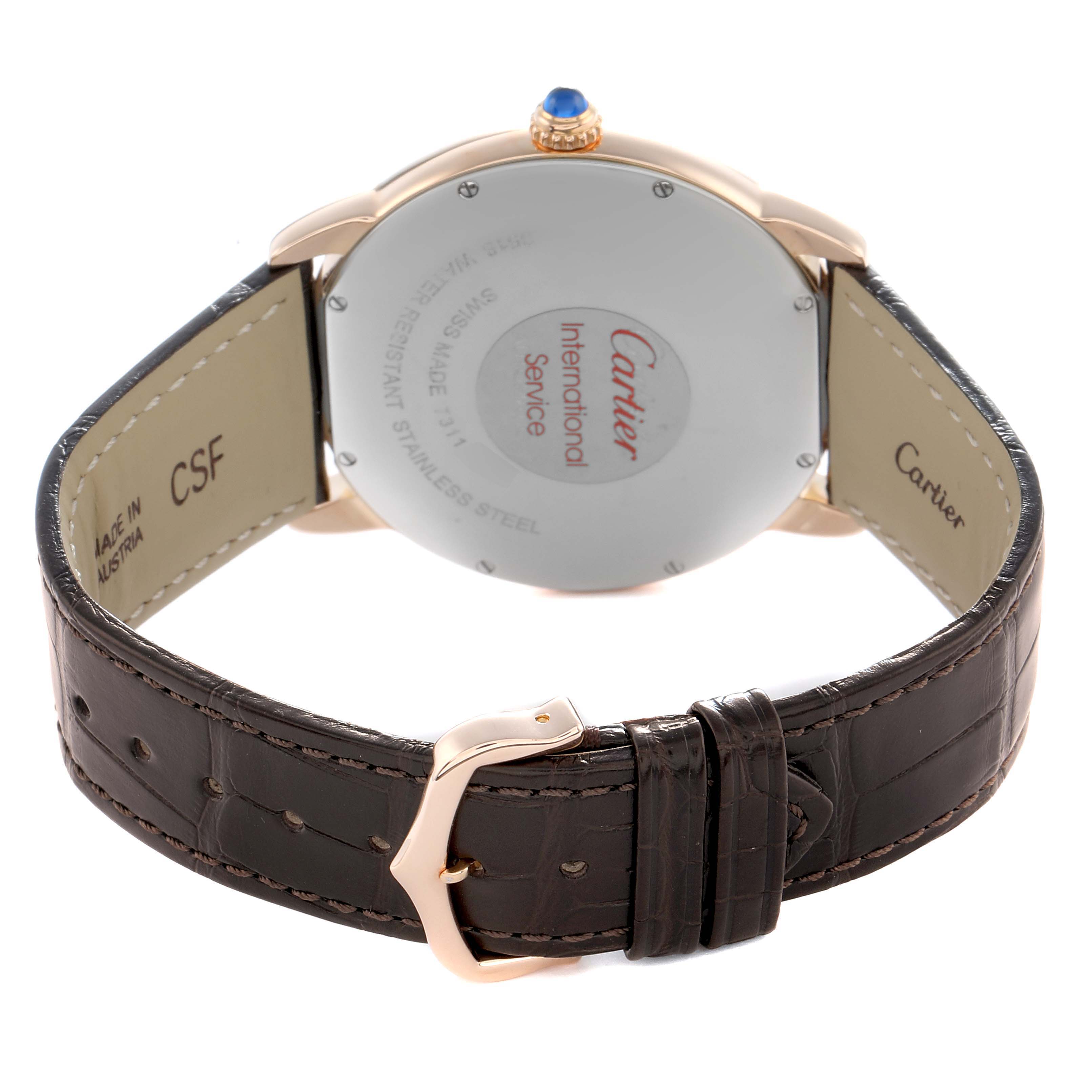 The image shows the backside of a Cartier Ronde W6701009 Men
s Rose Gold Silver Dial watch, highlighting the case back, strap, and buckle.