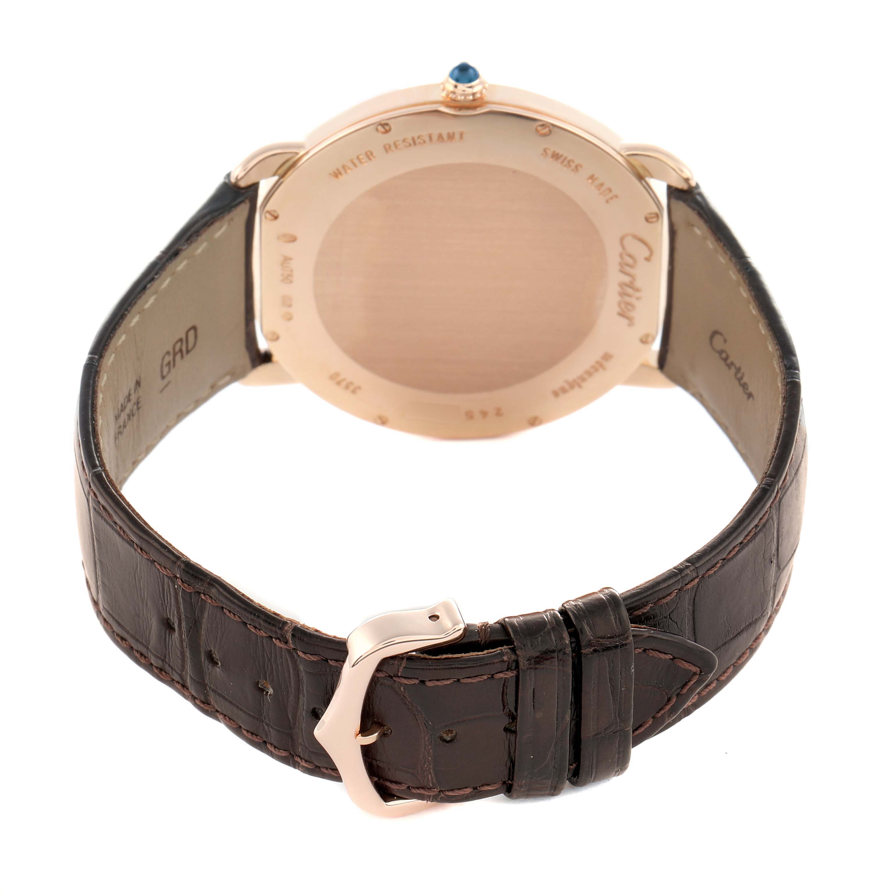 This image shows the back view of a Cartier Ronde W6801004 Men
s Rose Gold Silver Dial watch, highlighting the case back, strap, and buckle.