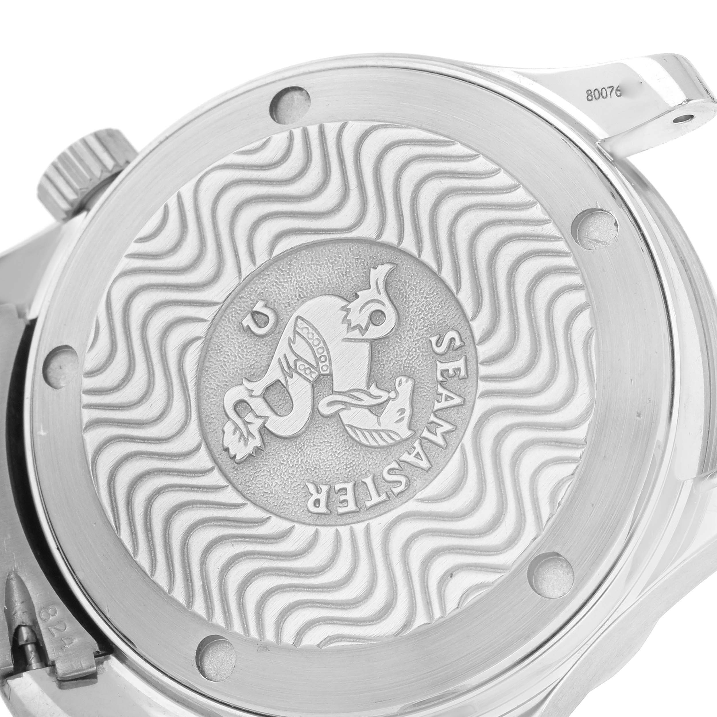 This image shows the engraved case back of an Omega Seamaster 2551.80.00 Men
s Stainless Steel Blue Dial 2551.80.00 Men
s Stainless Steel Blue Dial watch, featuring wavy patterns and the Seamaster logo.
