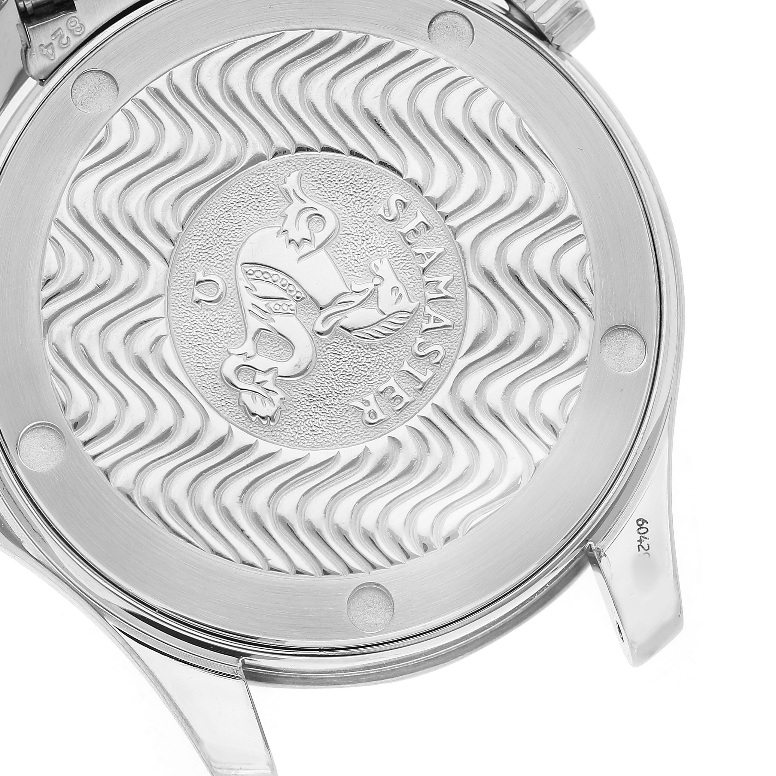 The image shows the case back of the Omega Seamaster 2551.80.00 Men's Stainless Steel Blue Dial with an engraved wave pattern and the Seamaster logo.