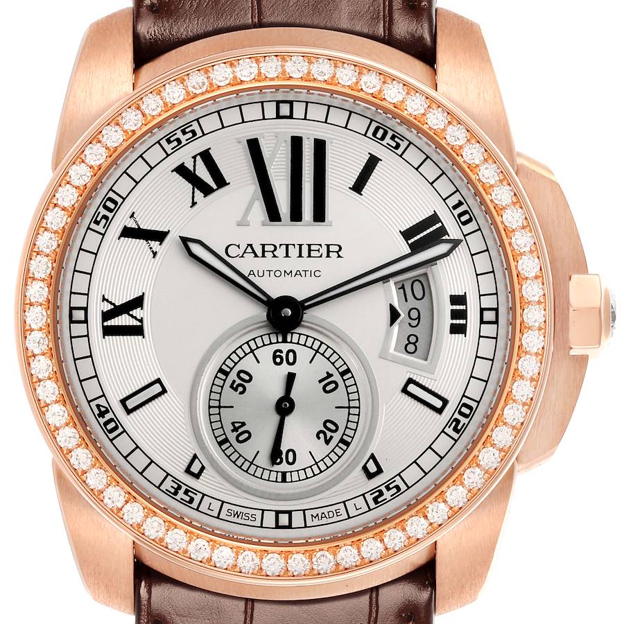 The image shows a front view of the Calibre de Cartier watch, highlighting the bezel, dial, and date window.