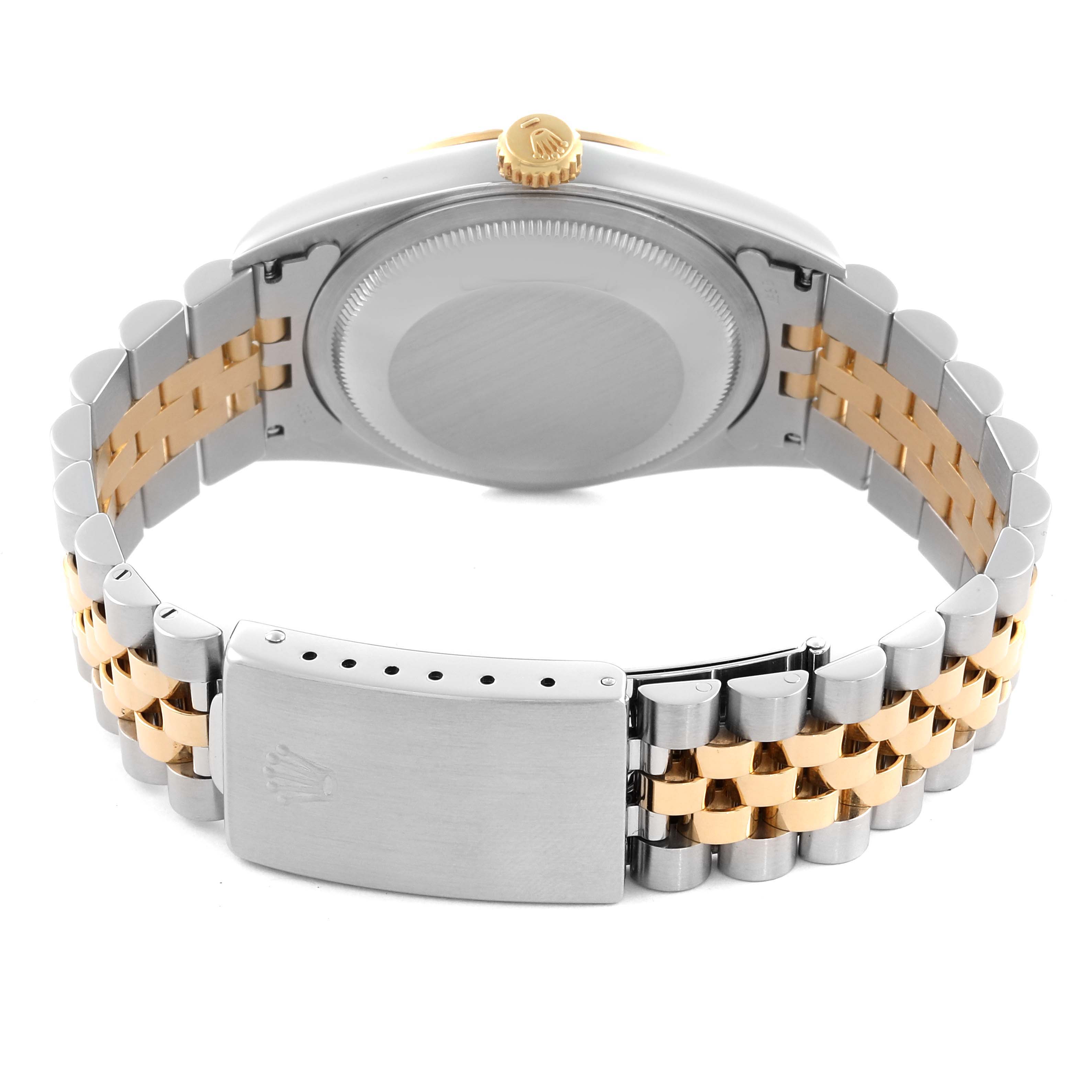 The image shows the back view of the Rolex Datejust 16233 Men
s Steel and Gold (two tone) Champagne Dial 16233 Men
s Steel and Gold (two tone) Champagne Dial, highlighting its bracelet and clasp.