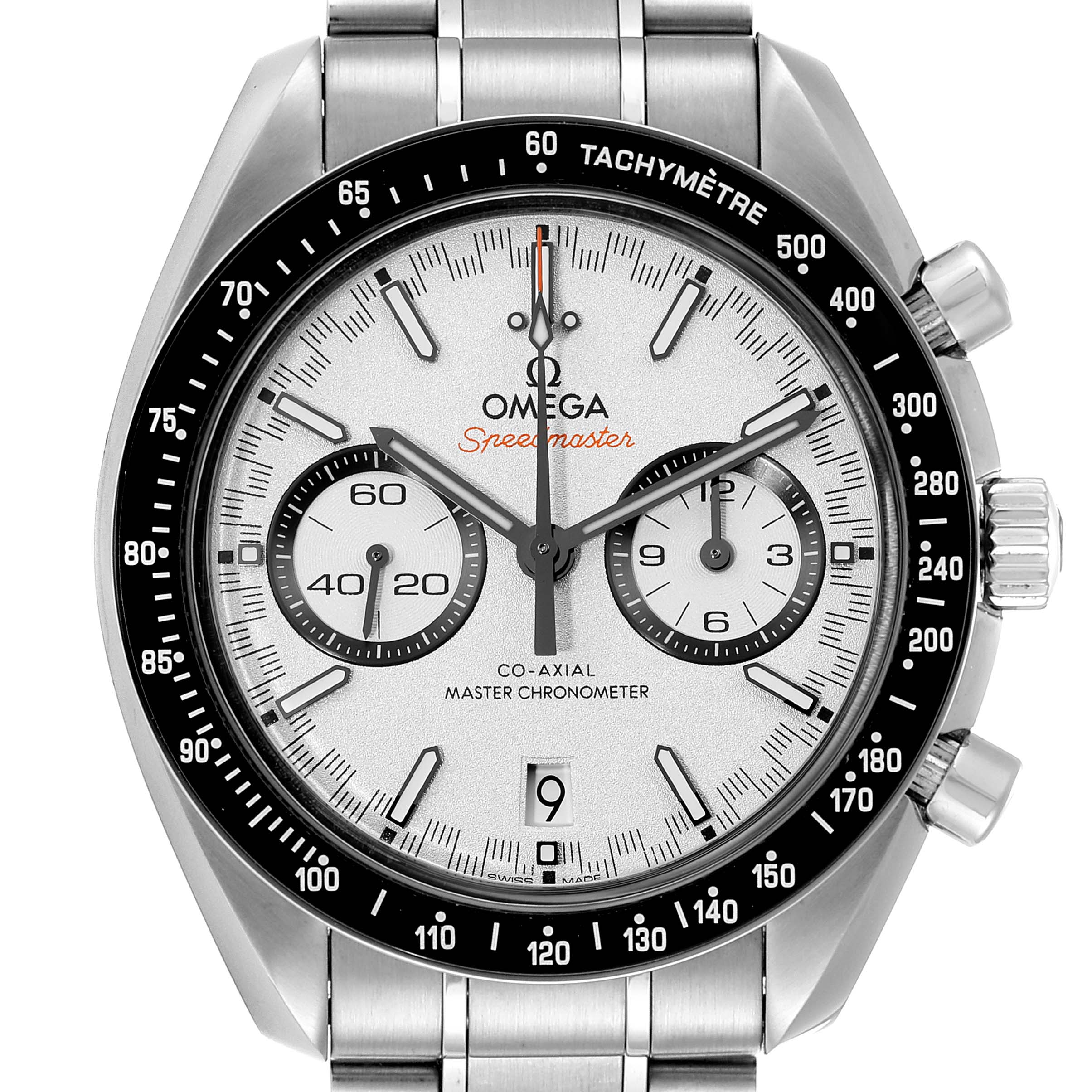This image shows the front view of an Omega Speedmaster 40257 Men
s Stainless Steel White Dial 40257 Men
s Stainless Steel White Dial watch, highlighting its dial, bezel, and metal bracelet.