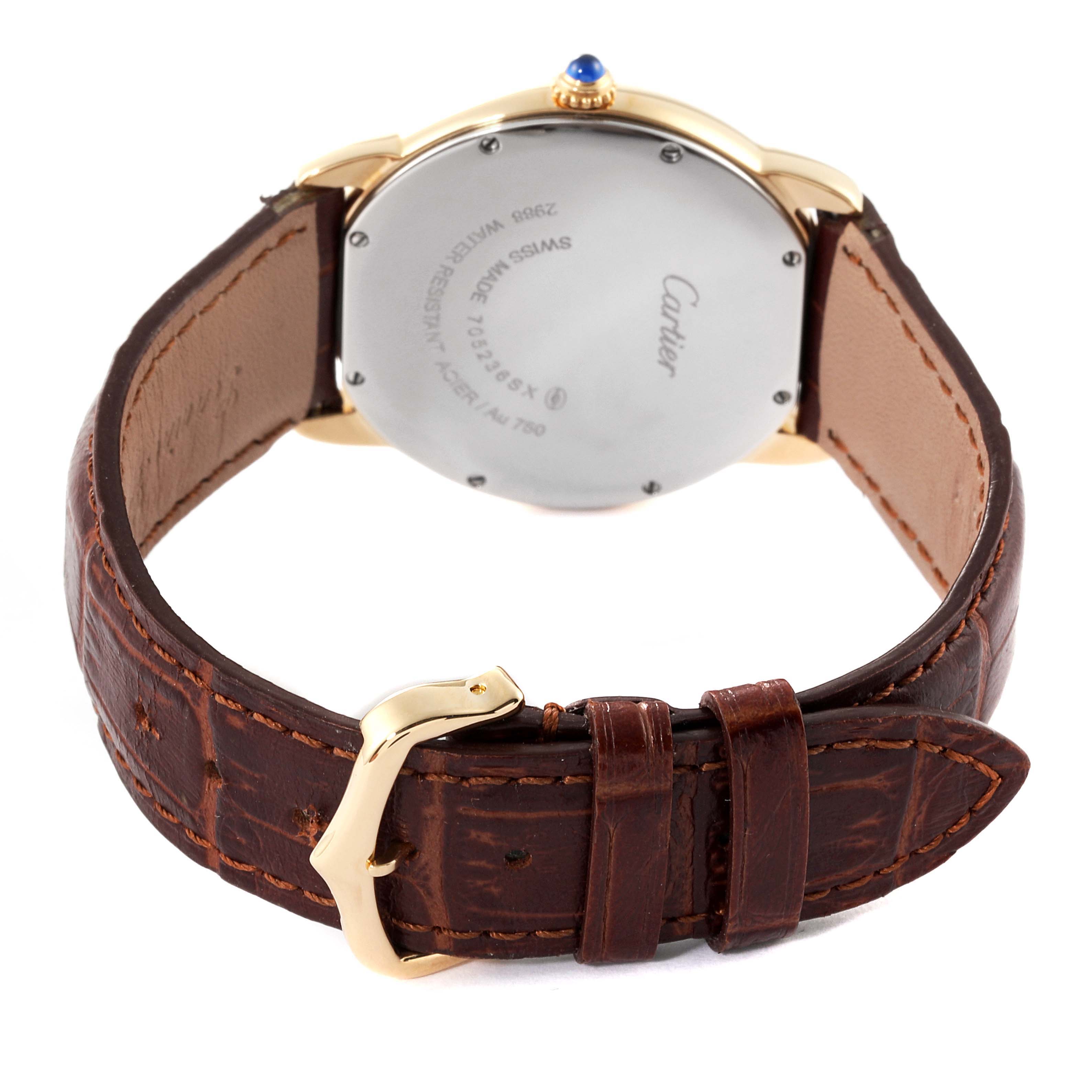 This image shows the back view of a Cartier Ronde W6700455 Men
s Yellow Gold Silver Dial W6700455 Men
s Yellow Gold Silver Dial watch, highlighting the case back, leather strap, and clasp.