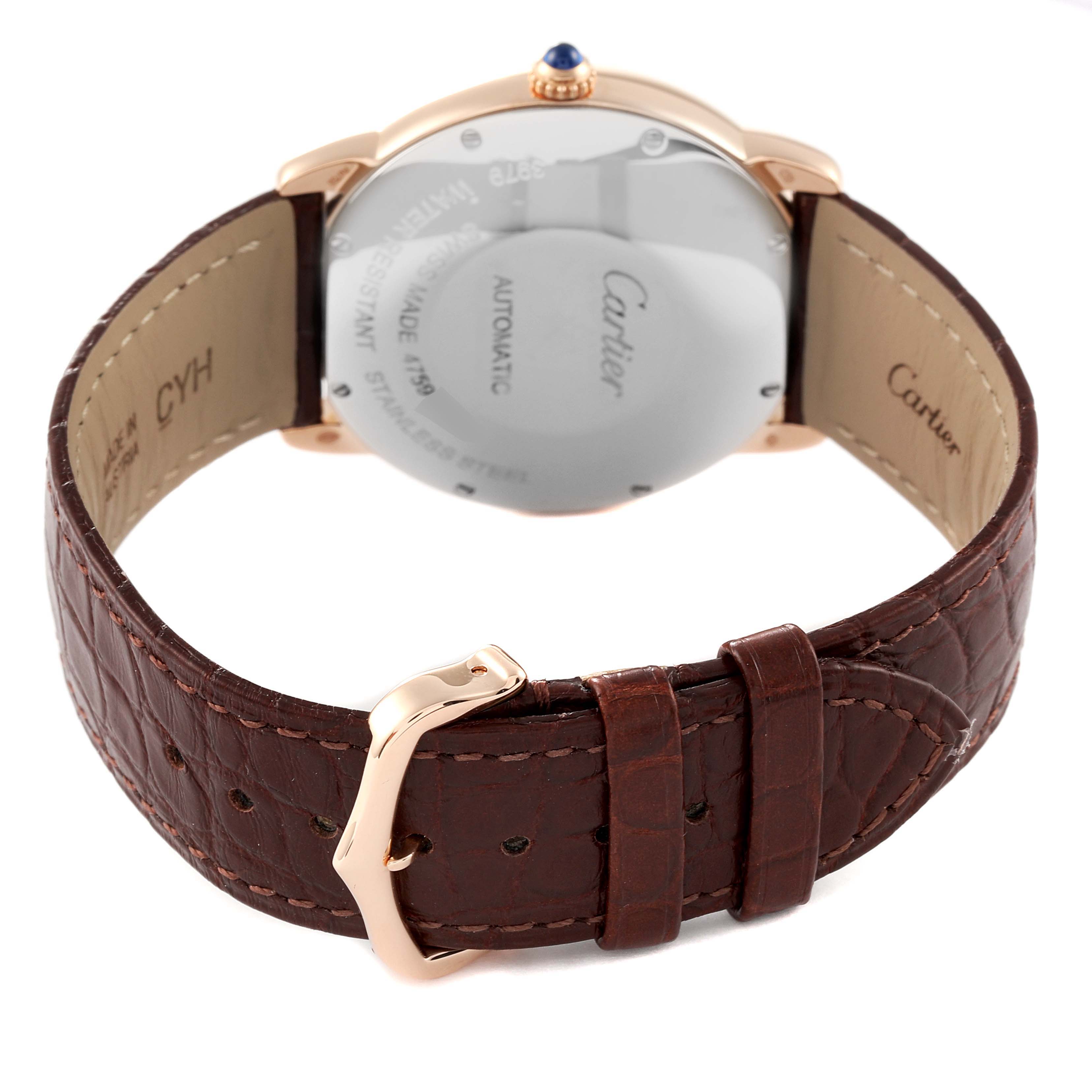 The image shows the back case and brown leather strap of the Cartier Ronde W2RN0008 Men
s Rose Gold Silver Dial W2RN0008 Men
s Rose Gold Silver Dial watch.