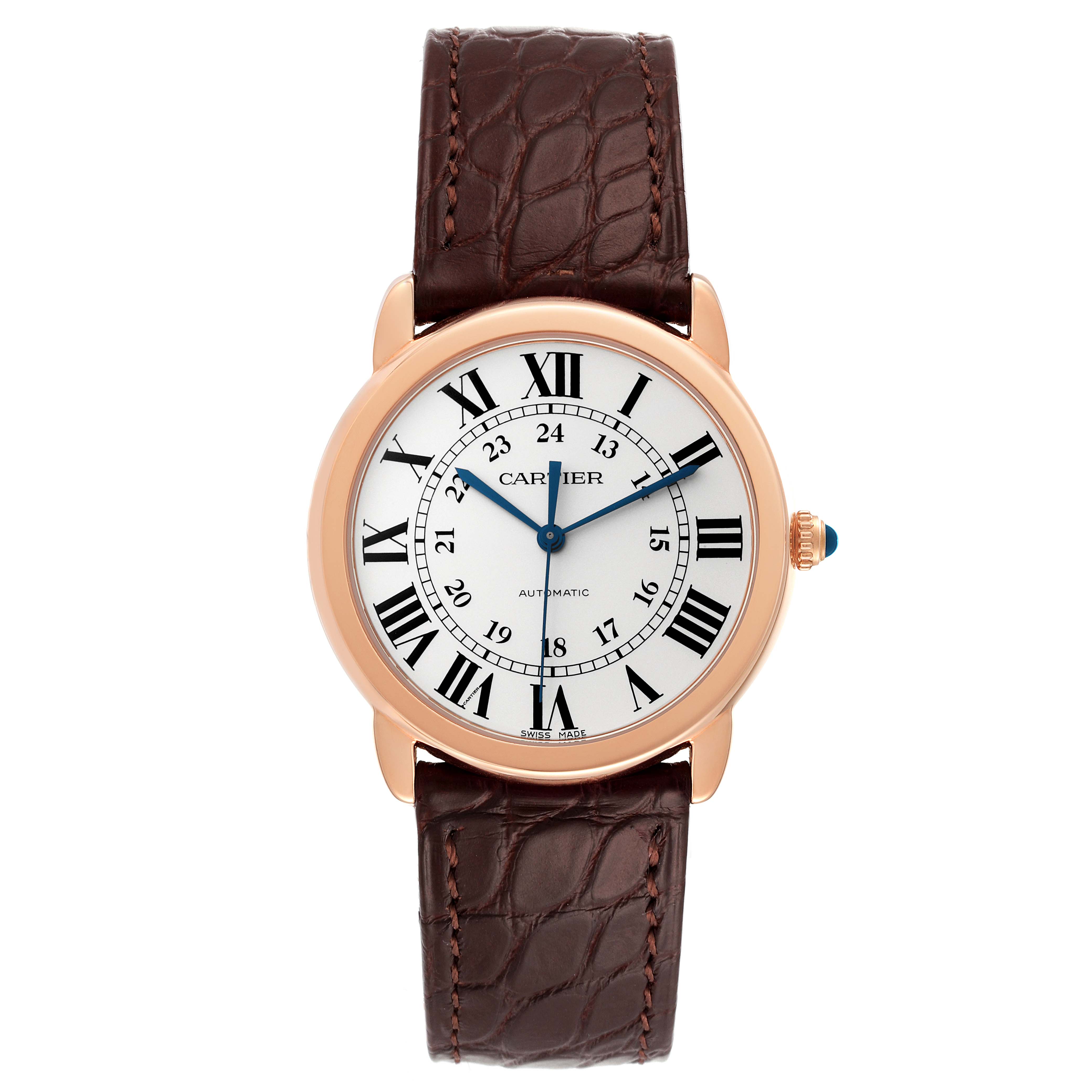 The image shows a Cartier Ronde W2RN0008 Men
s Rose Gold Silver Dial W2RN0008 Men
s Rose Gold Silver Dial model watch with a brown leather strap and a round white face featuring Roman numerals.