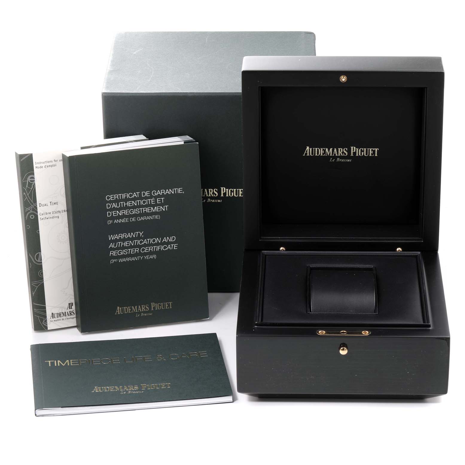 The image shows the packaging and accessories for the Royal Oak model by Audemars Piguet, including the box, warranty, and manuals.