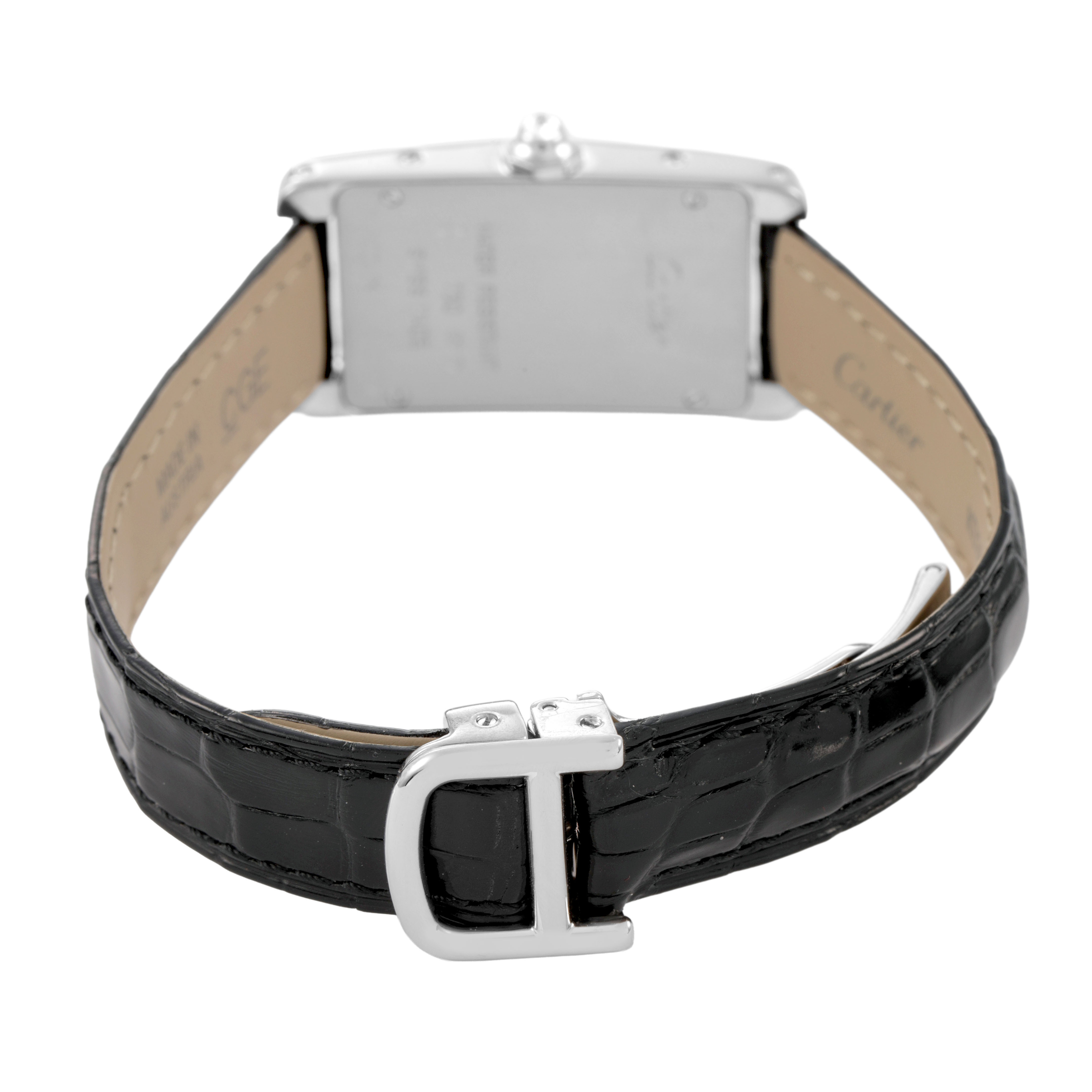 The image shows the back view of the Cartier Tank Américaine watch, highlighting the clasp and leather strap.