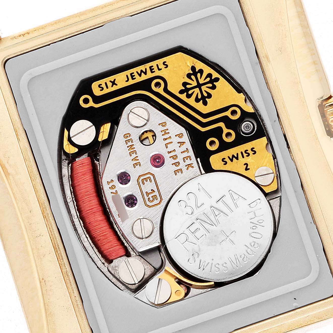 The image shows the case back of the Patek Philippe Gondolo 4824J Women
s Yellow Gold White Dial, featuring its movement and battery components.