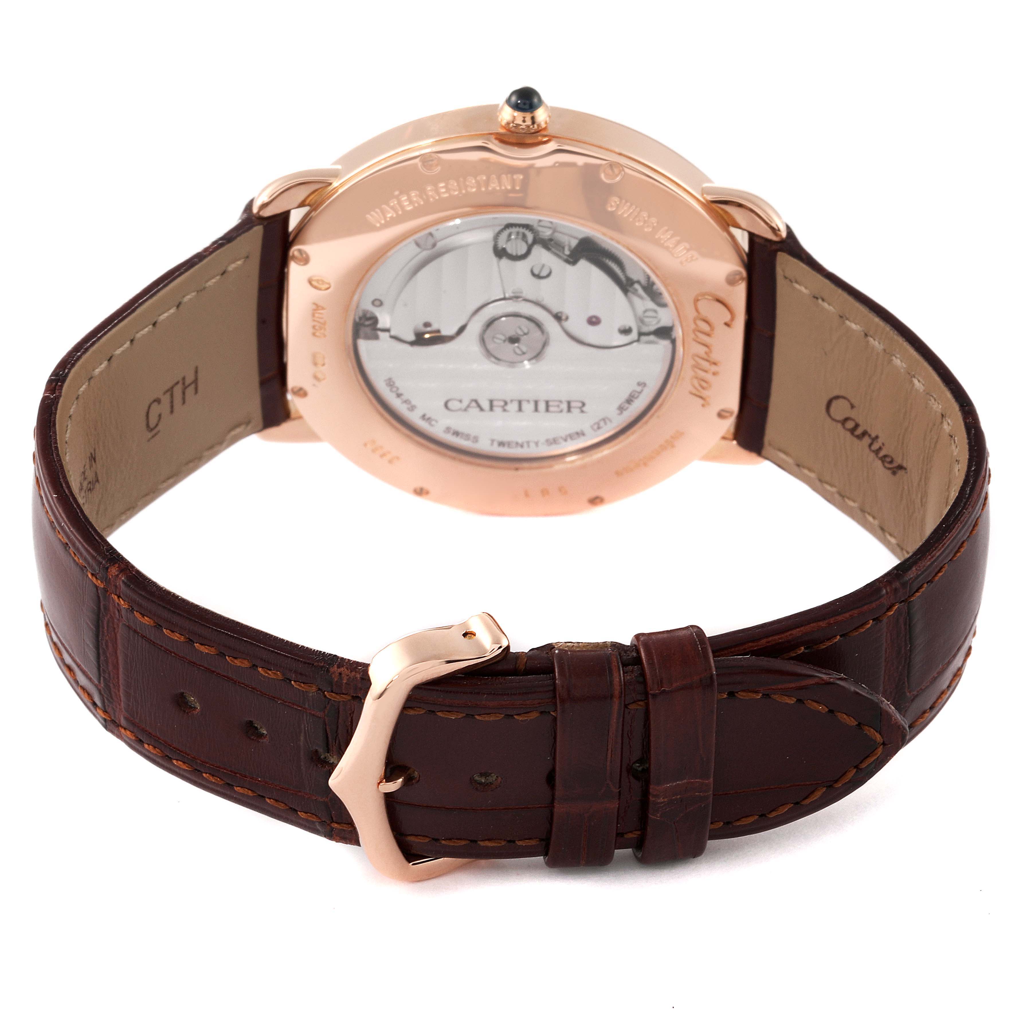 The image shows the back of a Cartier Ronde W6801005 Men
s Rose Gold Silver Dial W6801005 Men
s Rose Gold Silver Dial watch, highlighting its case back and leather strap with a buckle.