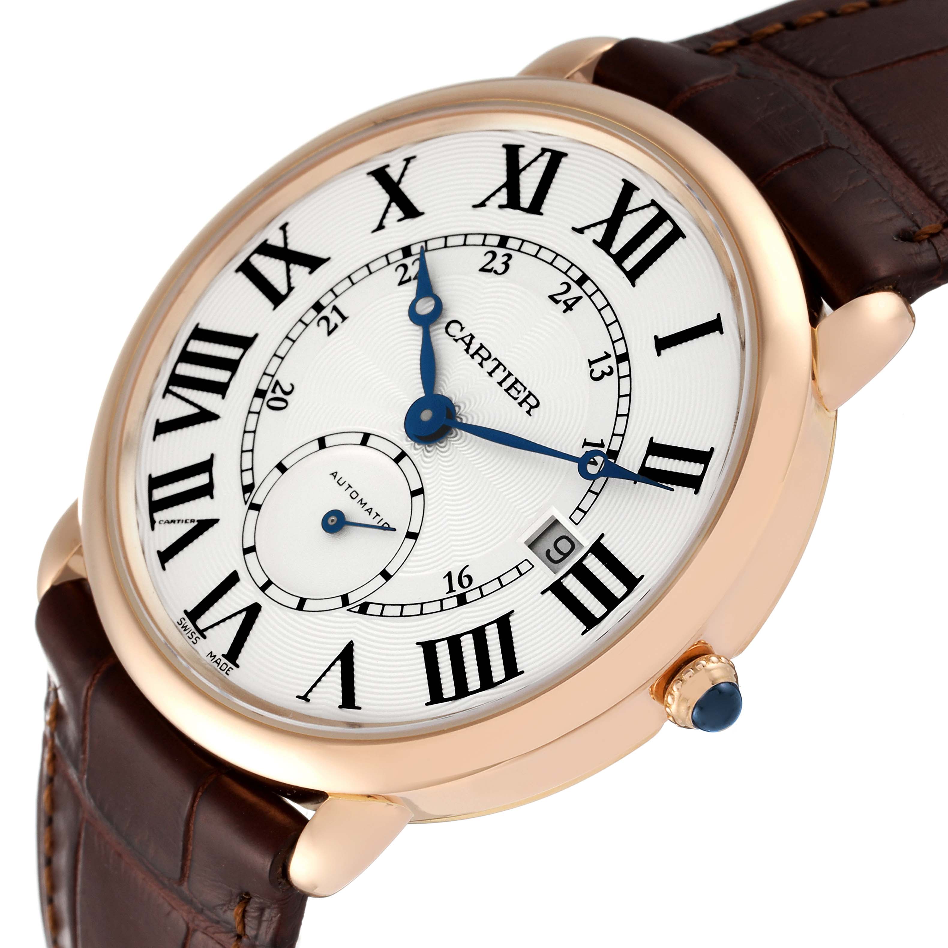 The Cartier Ronde W6801005 Men
s Rose Gold Silver Dial W6801005 Men
s Rose Gold Silver Dial watch is shown at an angled view, highlighting its dial, Roman numerals, crown, and leather strap.
