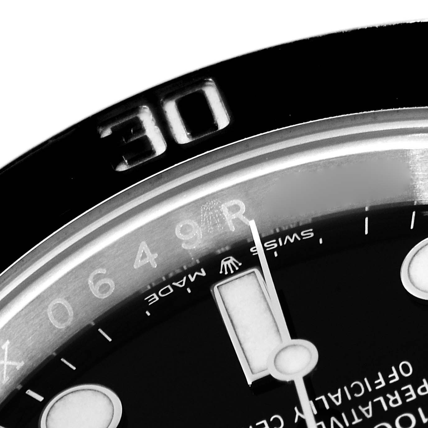 The image shows a close-up of the dial and bezel, highlighting the 30-minute marker on the Paulistr Submariner model by Rolex.