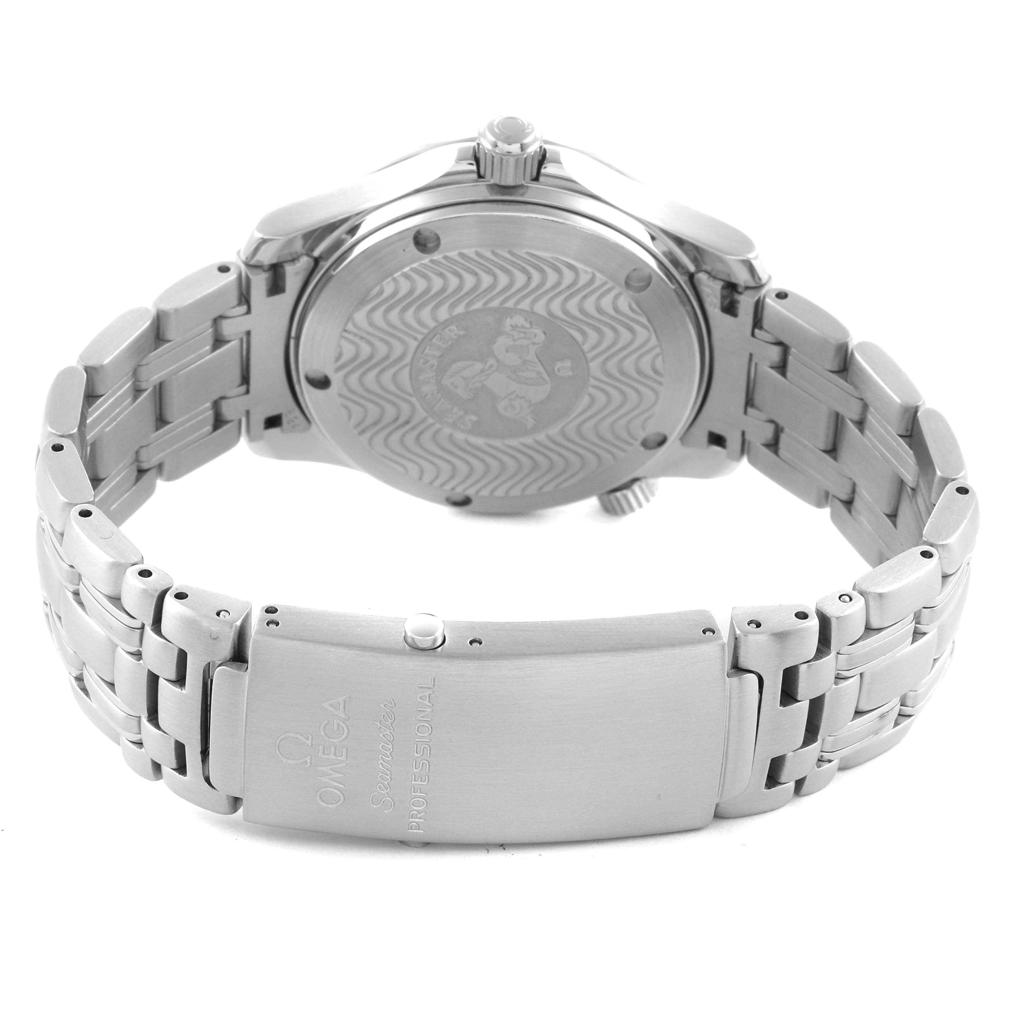 The image shows the back case and clasp of the Omega Seamaster 2551.80.00 Men
s Stainless Steel Blue Dial 2551.80.00 Men
s Stainless Steel Blue Dial, displaying the bracelet and detailing on the case back.