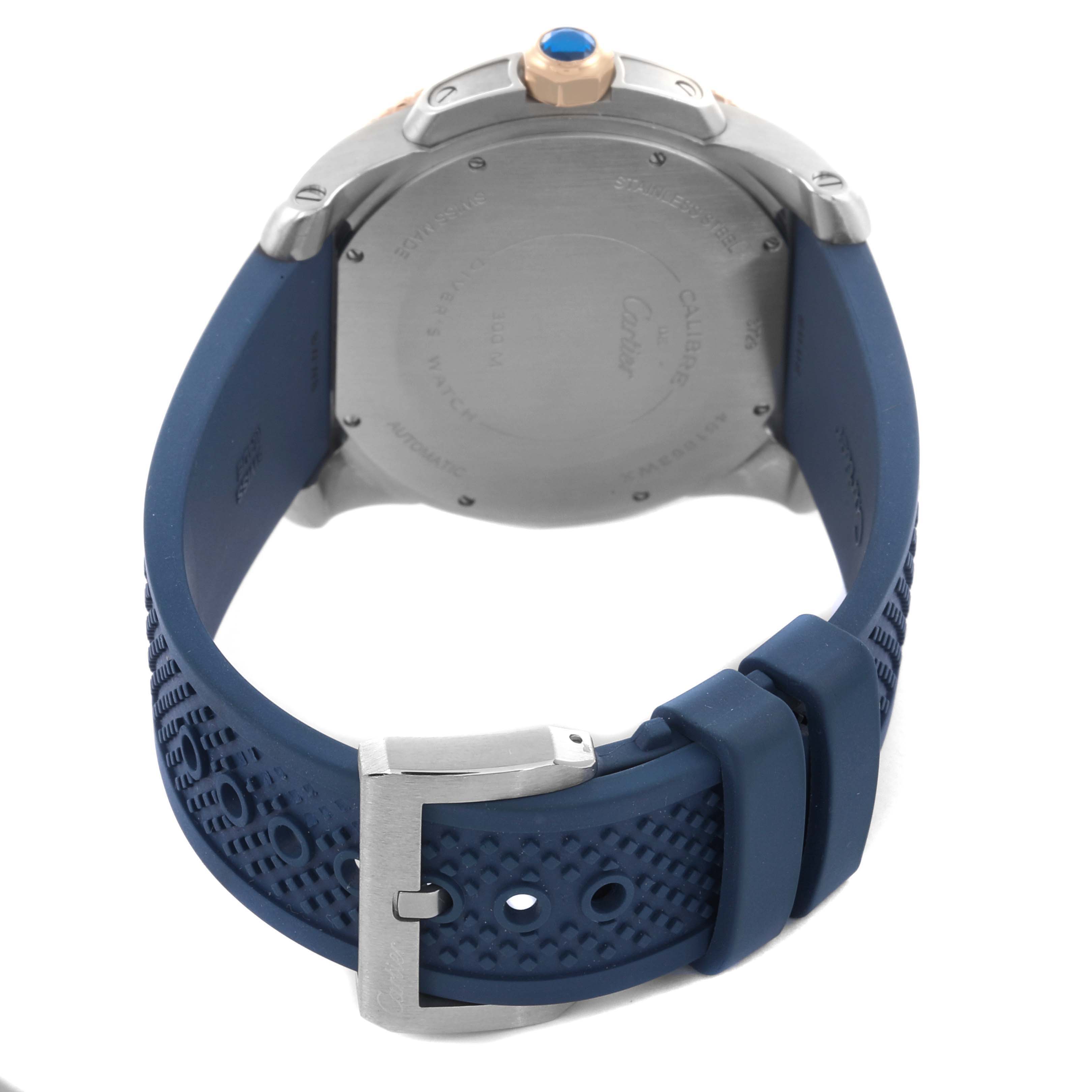 The image shows the back case and strap of the Calibre de Cartier watch, highlighting the buckle and case back.