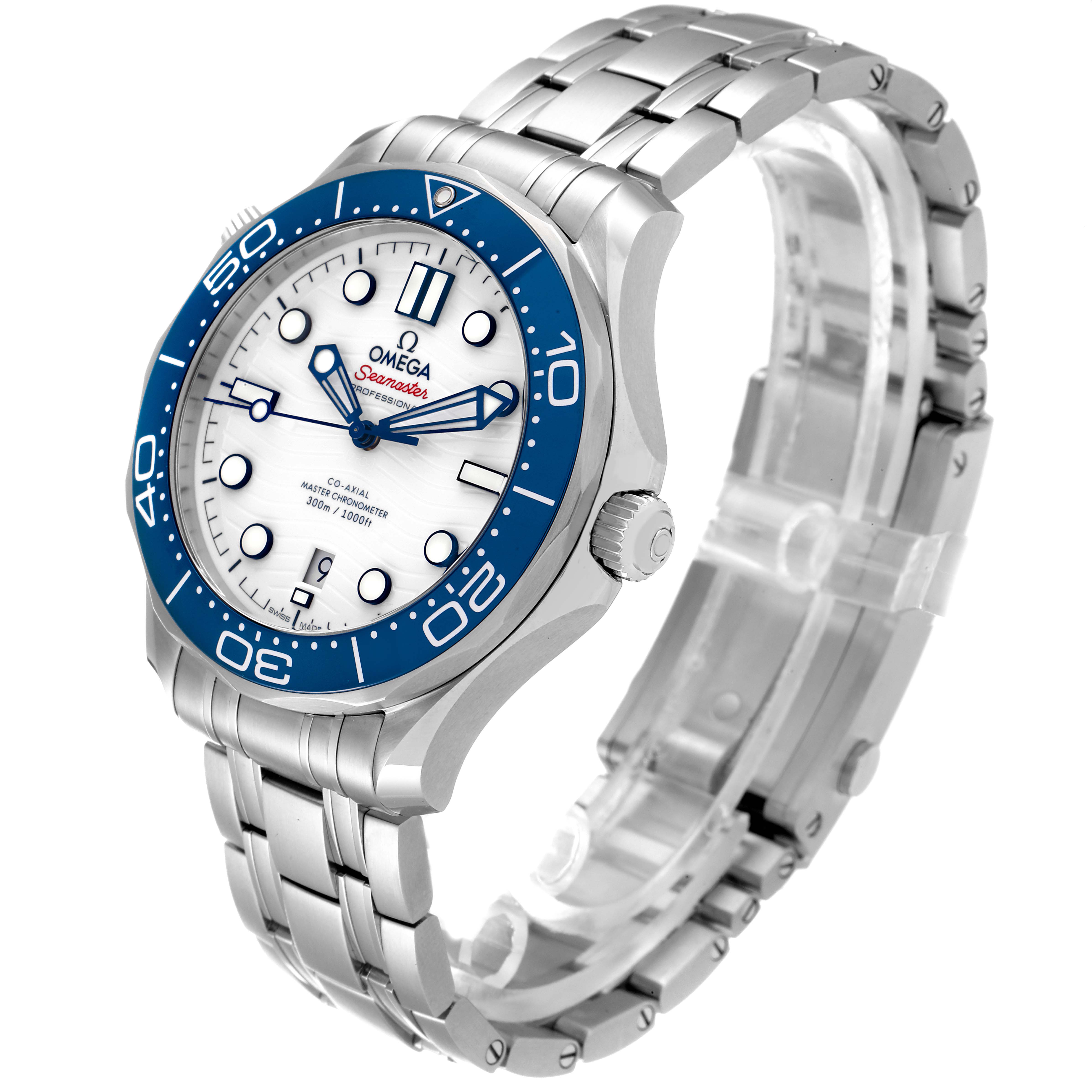 The Omega Seamaster 522.30.42.20.04.001 Men's Stainless Steel White Dial 522.30.42.20.04.001 Men's Stainless Steel White Dial watch is shown at an angled front view highlighting its face, bezel, crown, and stainless steel band.