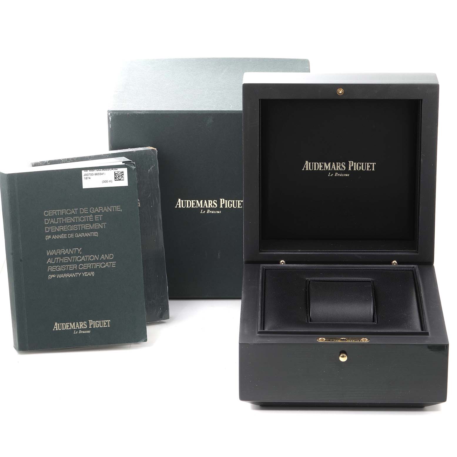 The image shows the packaging and authentication documents for a Royal Oak Offshore model by Audemars Piguet.