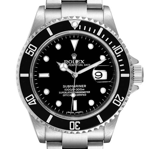 The image shows the front view of a Rolex Submariner watch, detailing its face, bezel, and bracelet.