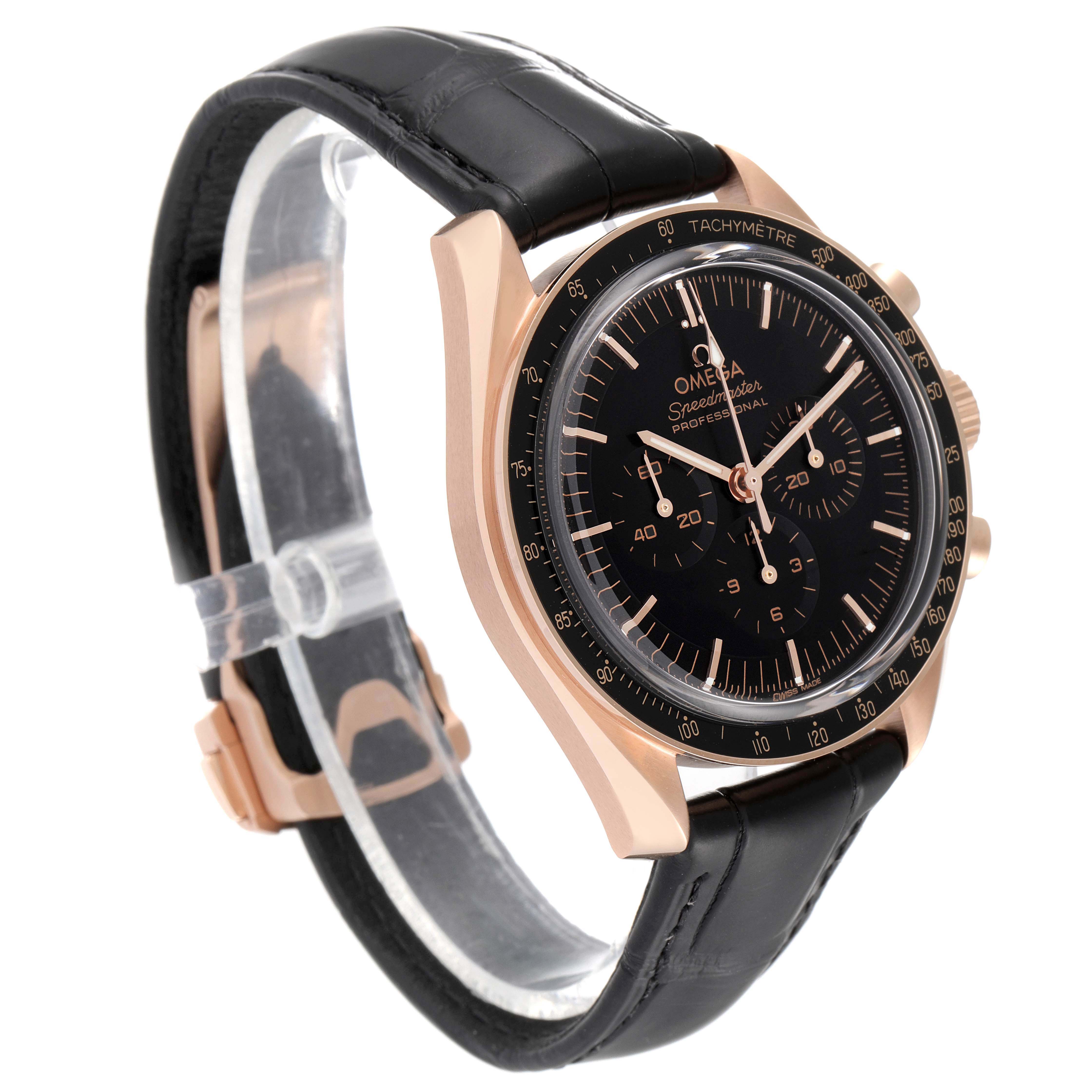 This image shows the Omega Speedmaster 310.63.42.50.01.001 Men
s Rose Gold Black Dial 310.63.42.50.01.001 Men
s Rose Gold Black Dial watch at a three-quarter angle, highlighting its black dial, chronograph sub-dials, and black leather strap.