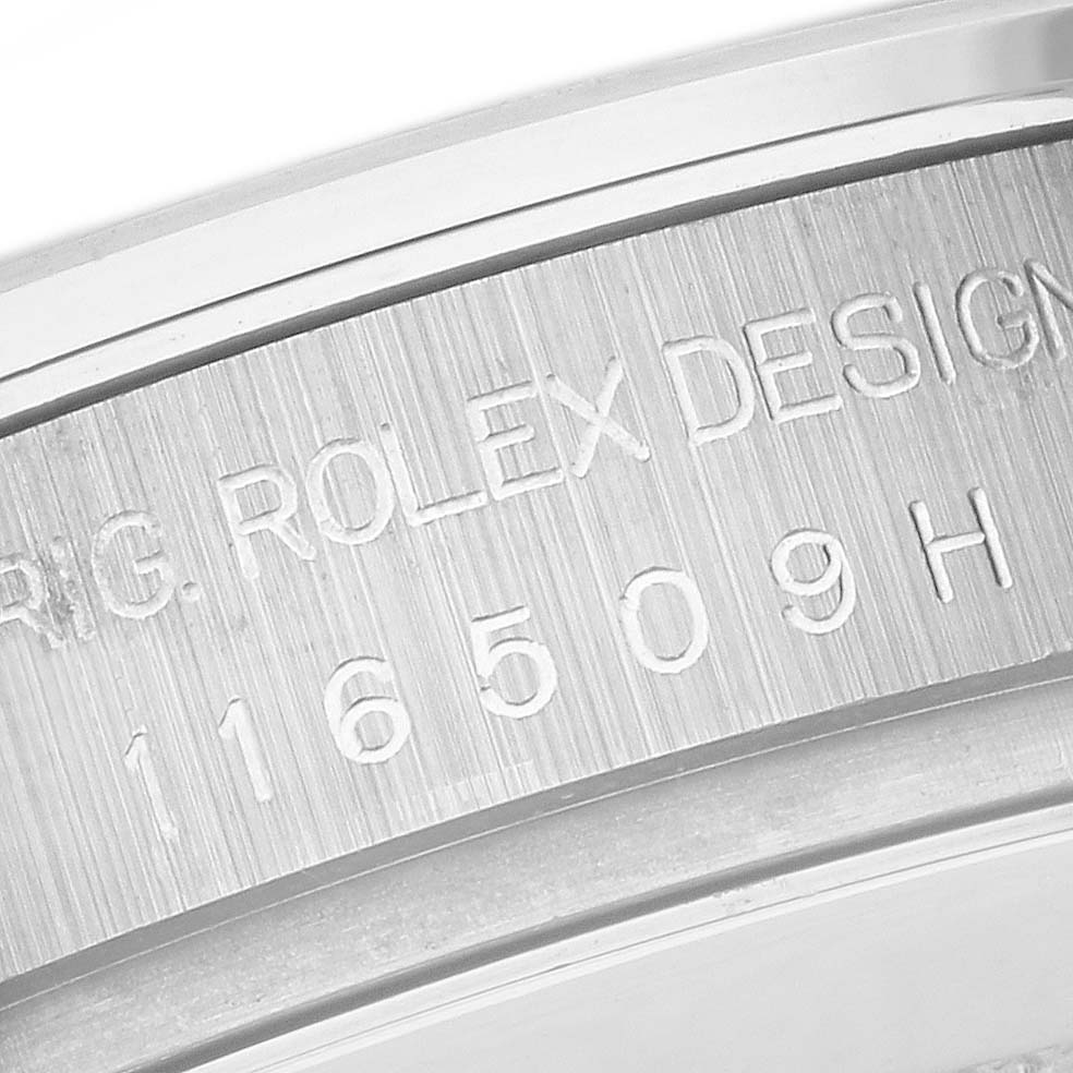 The image shows a close-up of the case edge, featuring engraved details of the Rolex Daytona 116509 Men's White Gold White Dial 116509 Men's White Gold White Dial.