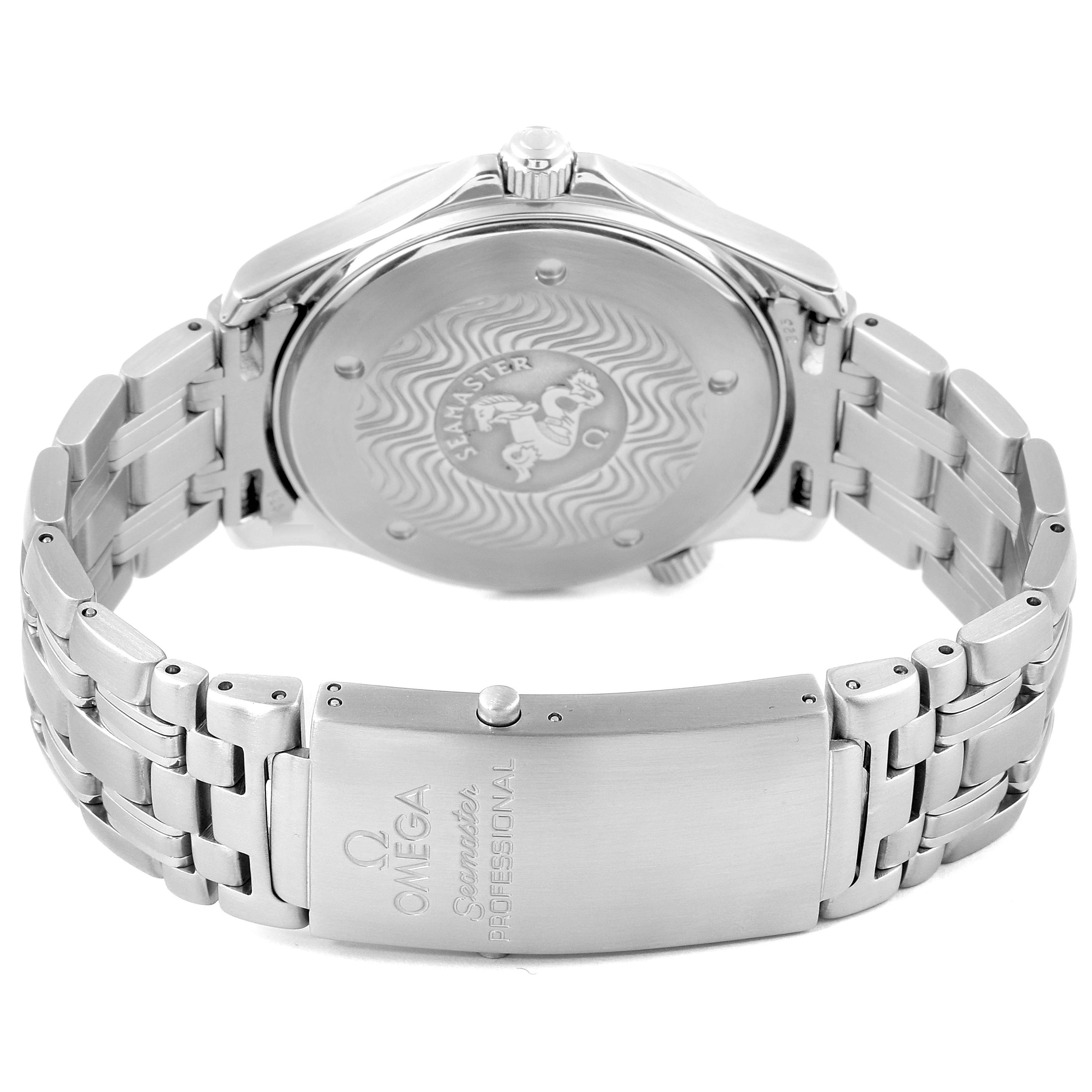 This image shows the back and clasp of an Omega Seamaster 2541.80.00 Men
s Stainless Steel Blue Dial 2541.80.00 Men
s Stainless Steel Blue Dial watch, highlighting its stainless steel case and bracelet.