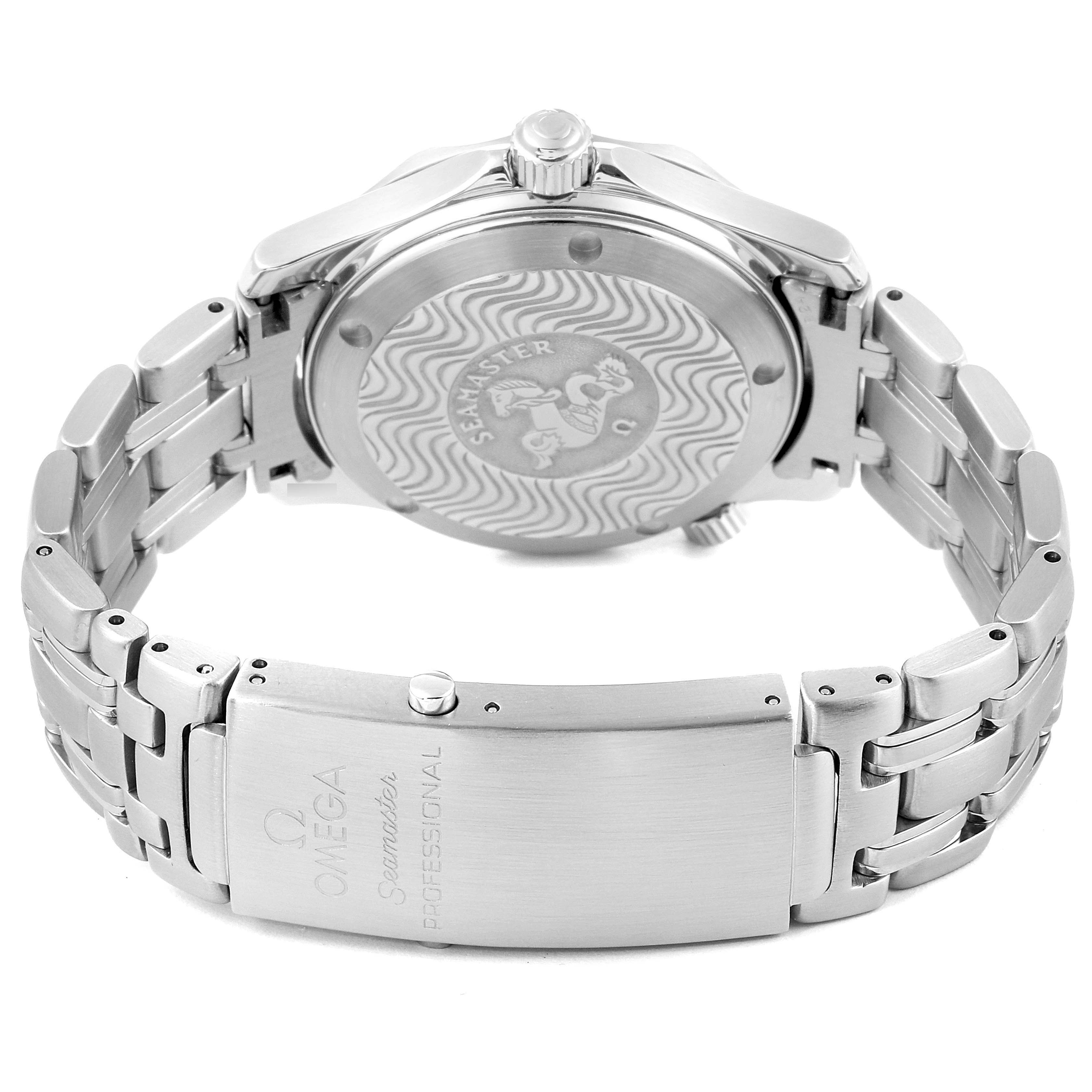 This image shows the back and clasp of an Omega Seamaster 2552.80.00 Men
s Stainless Steel Blue Dial 2552.80.00 Men
s Stainless Steel Blue Dial watch, highlighting the bracelet and engravings.