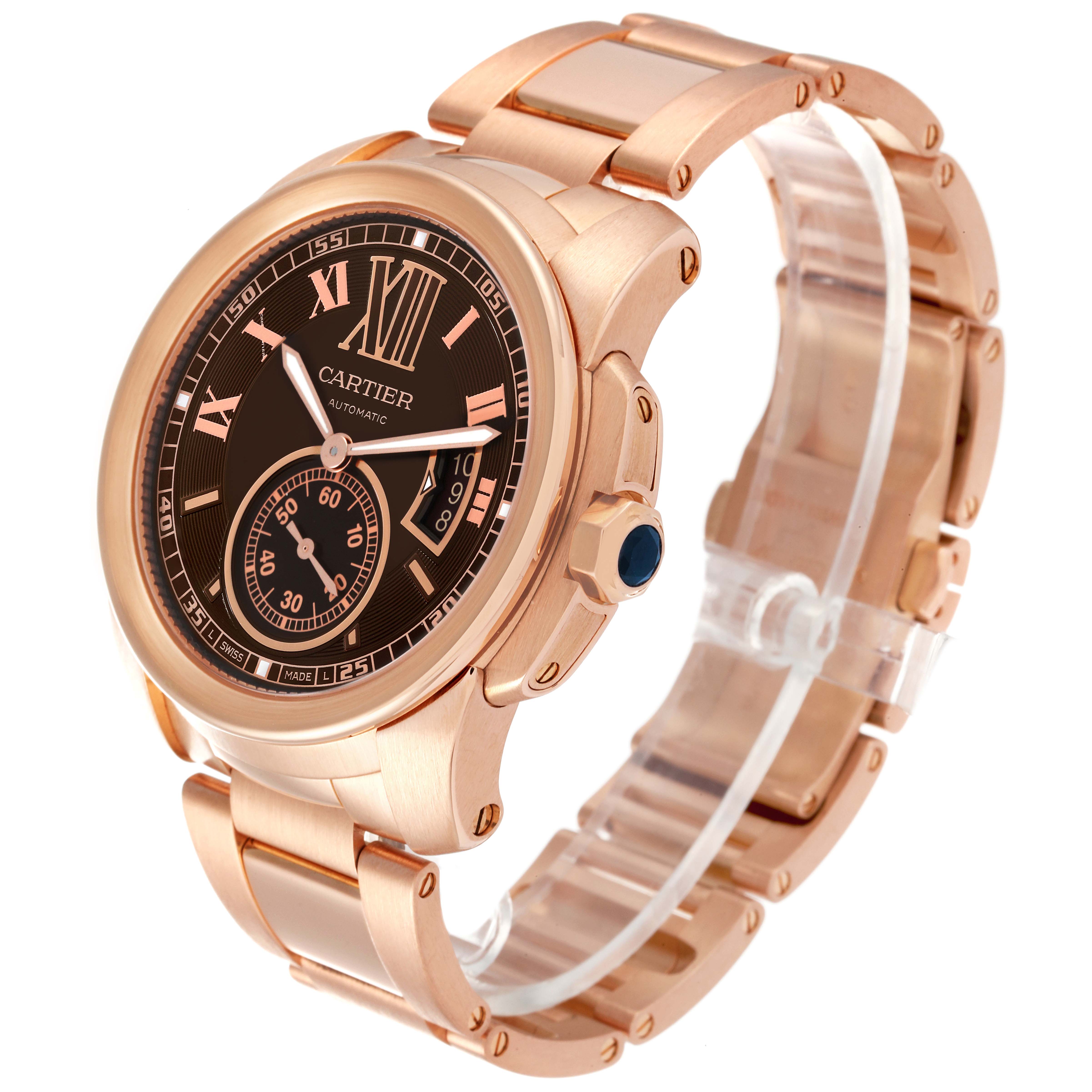 The image shows a Calibre de Cartier watch by Cartier, displayed at a 3/4 angle highlighting the case, dial, and bracelet.