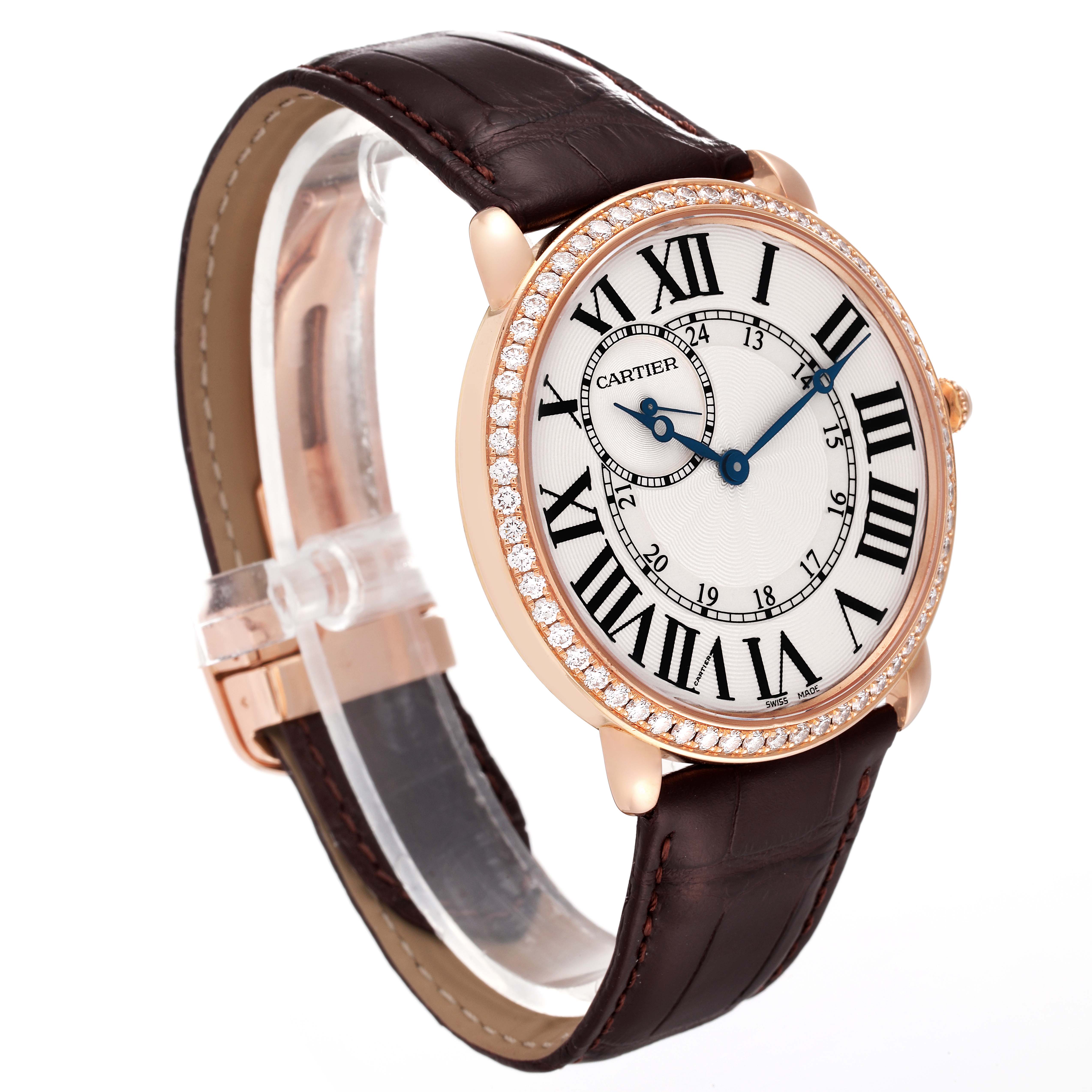 The image shows an angled view of the Cartier Ronde WR007001 Men
s Rose Gold Silver Dial WR007001 Men
s Rose Gold Silver Dial watch with a brown leather strap and diamond-encrusted bezel.