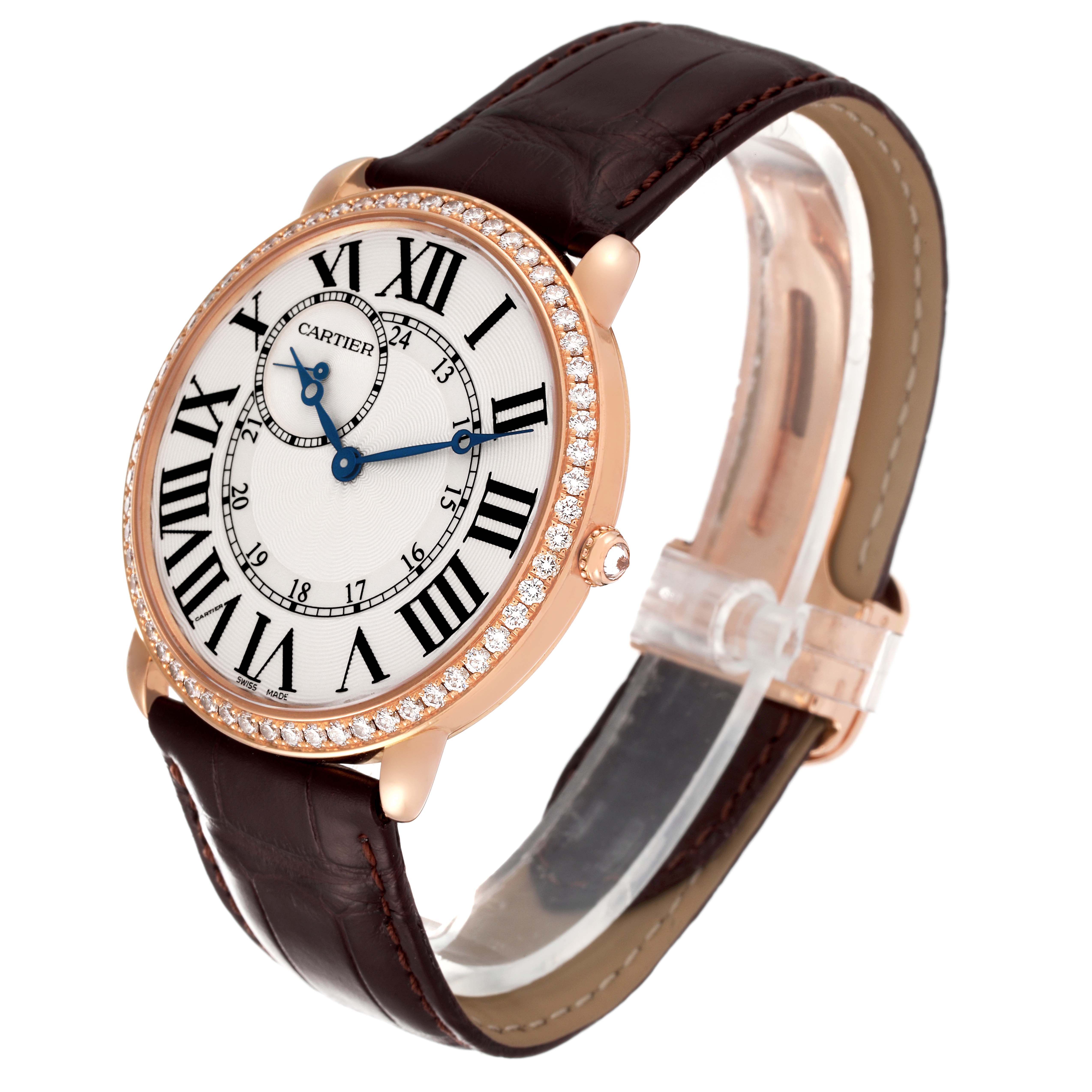 The image shows a Cartier Ronde WR007001 Men
s Rose Gold Silver Dial WR007001 Men
s Rose Gold Silver Dial model watch at an angle highlighting its face, bezel, crown, and leather strap.