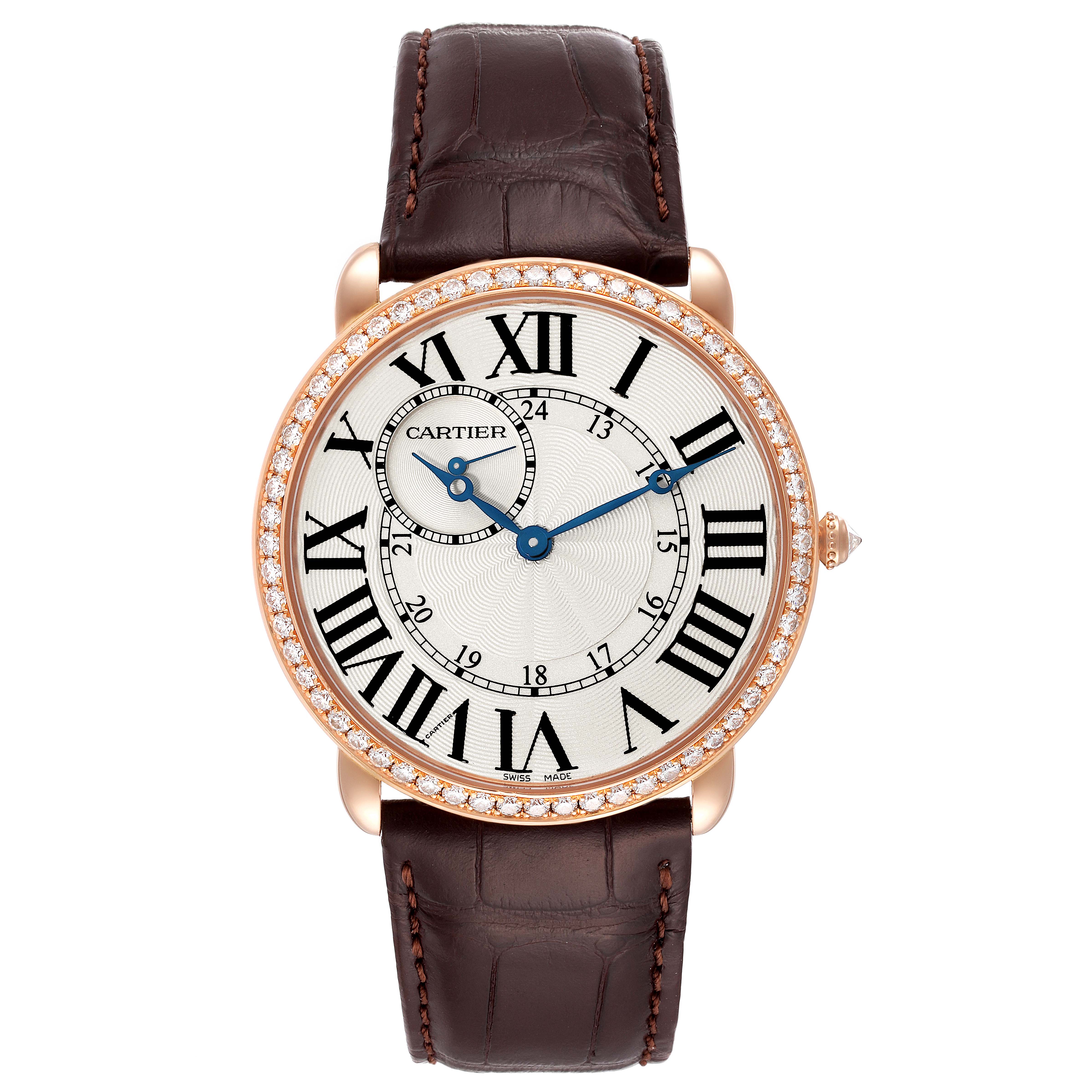 This image shows a front view of the Cartier Ronde WR007001 Men
s Rose Gold Silver Dial WR007001 Men
s Rose Gold Silver Dial model watch, highlighting its dial, Roman numerals, and brown leather strap.