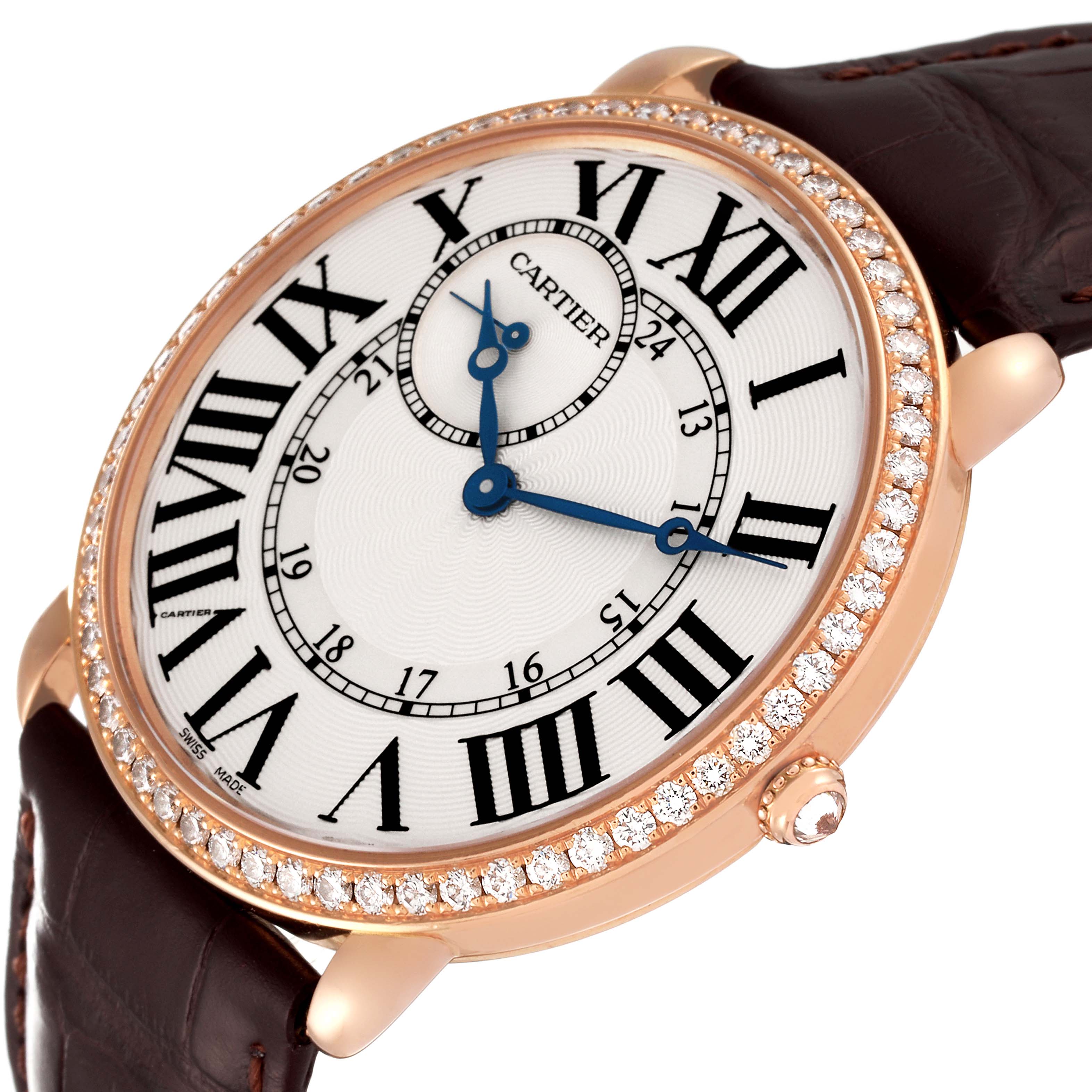 This close-up captures the face and part of the strap of the Cartier Ronde WR007001 Men
s Rose Gold Silver Dial WR007001 Men
s Rose Gold Silver Dial watch, highlighting the bezel with diamonds.