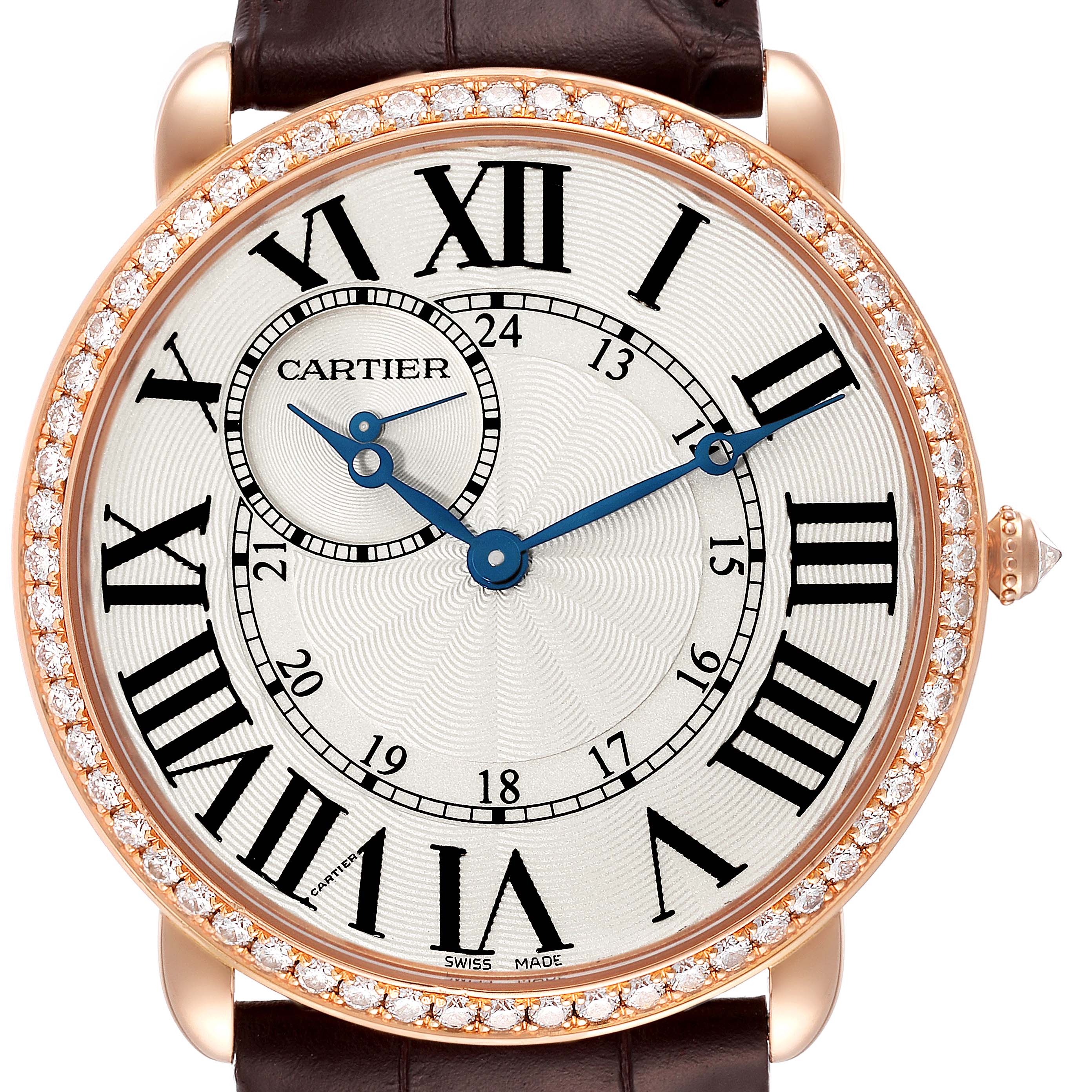 This image shows a front view of the Cartier Ronde WR007001 Men
s Rose Gold Silver Dial WR007001 Men
s Rose Gold Silver Dial watch, highlighting its diamond bezel, Roman numeral dial, and blue hands.