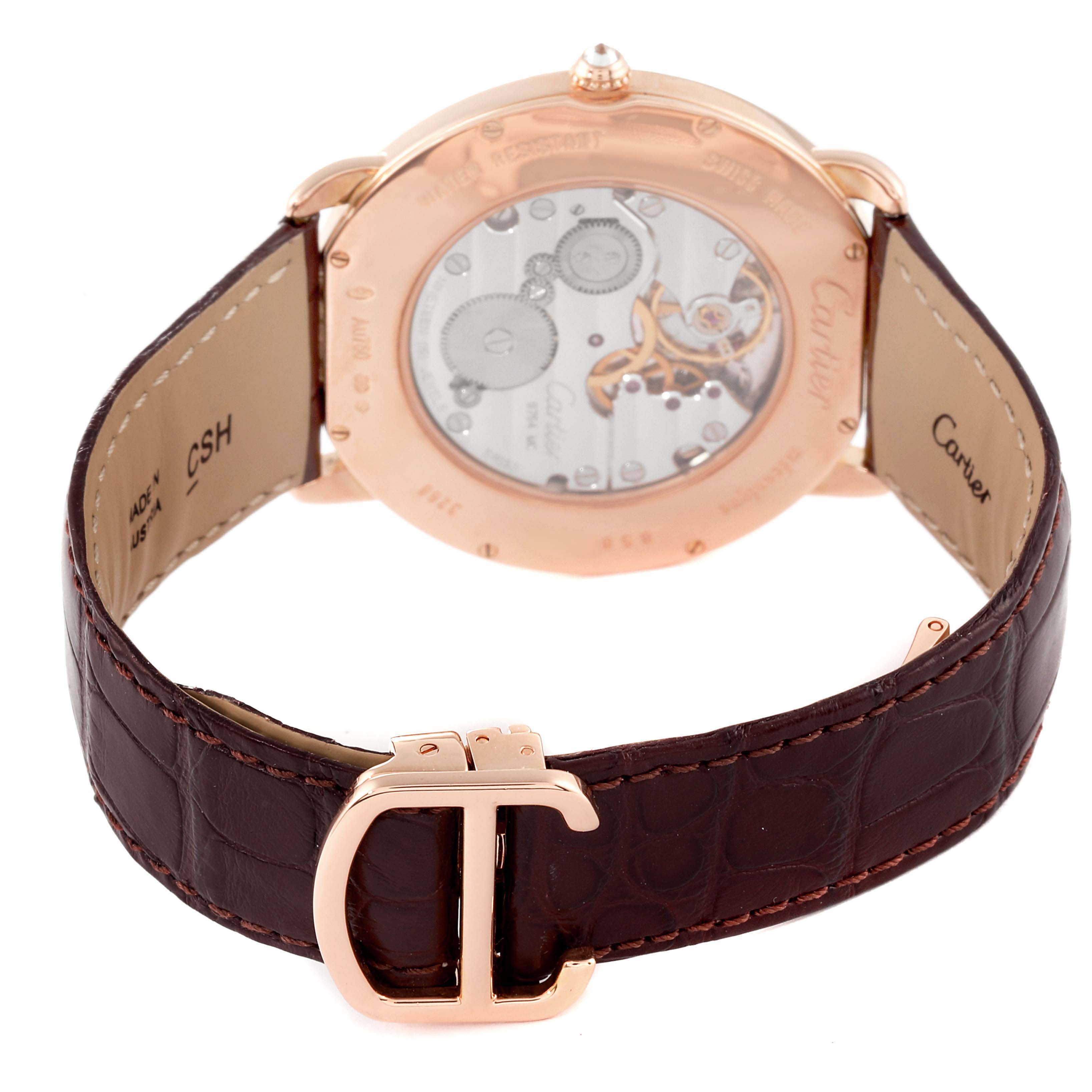 The image shows the back view of a Cartier Ronde WR007001 Men
s Rose Gold Silver Dial WR007001 Men
s Rose Gold Silver Dial watch, highlighting its movement and brown leather strap with a "C" buckle.
